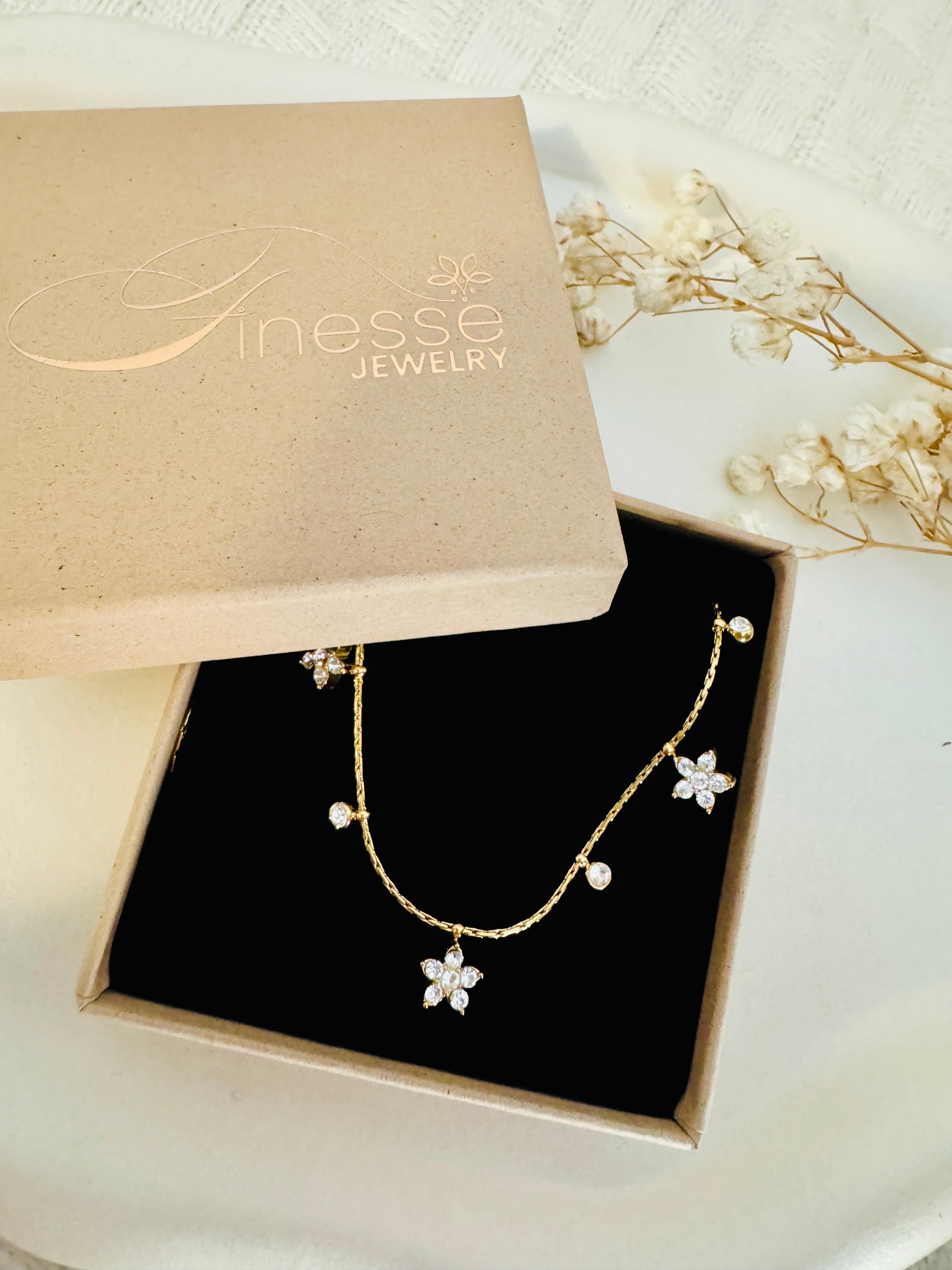 Vergoldetes Halskette mit Blumen-Design und Zirkonia-Steinen von Finesse Feminine Jewelry