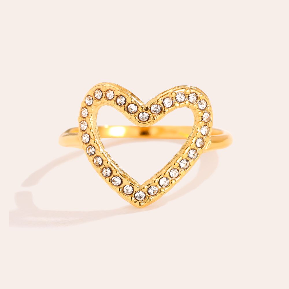 Vergoldeter Damenring mit elegantem Design und funkelndem Glanz von Finesse Feminine Jewelry