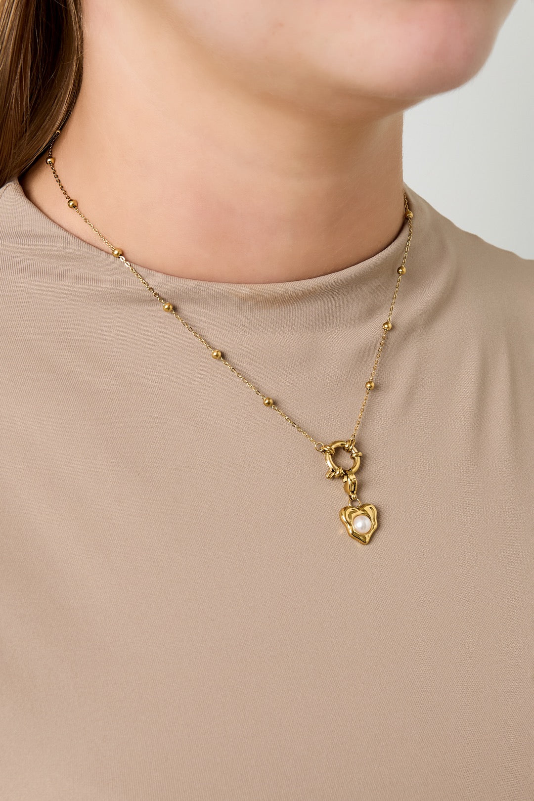 Vergoldete Damenhalskette mit modernem Loop-Design von Finesse Feminine Jewelry