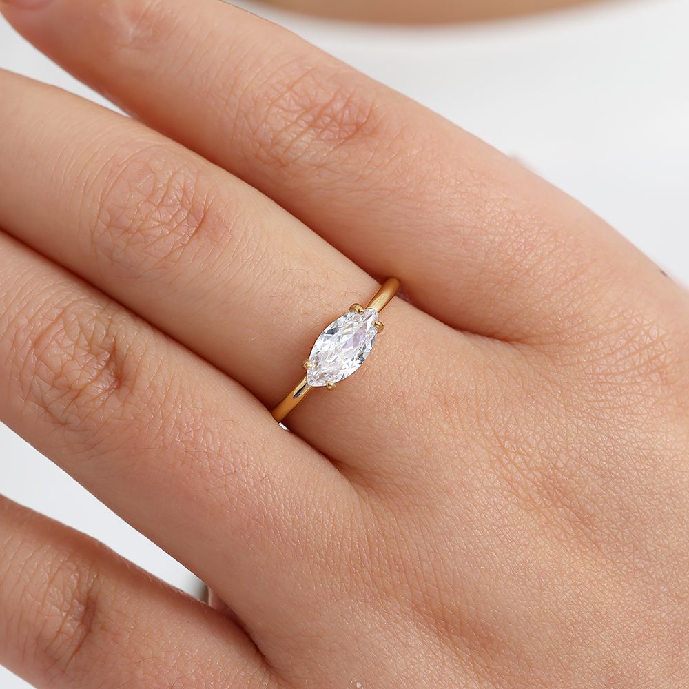 Vergoldeter Damenring mit elegantem Design und sanftem Glanz von Finesse Feminine Jewelry