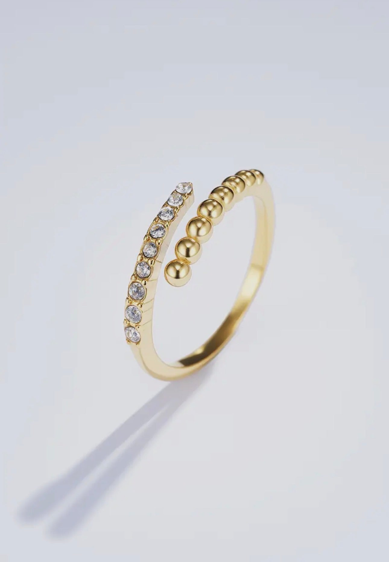 Vergoldeter Damenring mit elegantem, symmetrischem Design und funkelndem Glanz von Finesse Feminine Jewelry