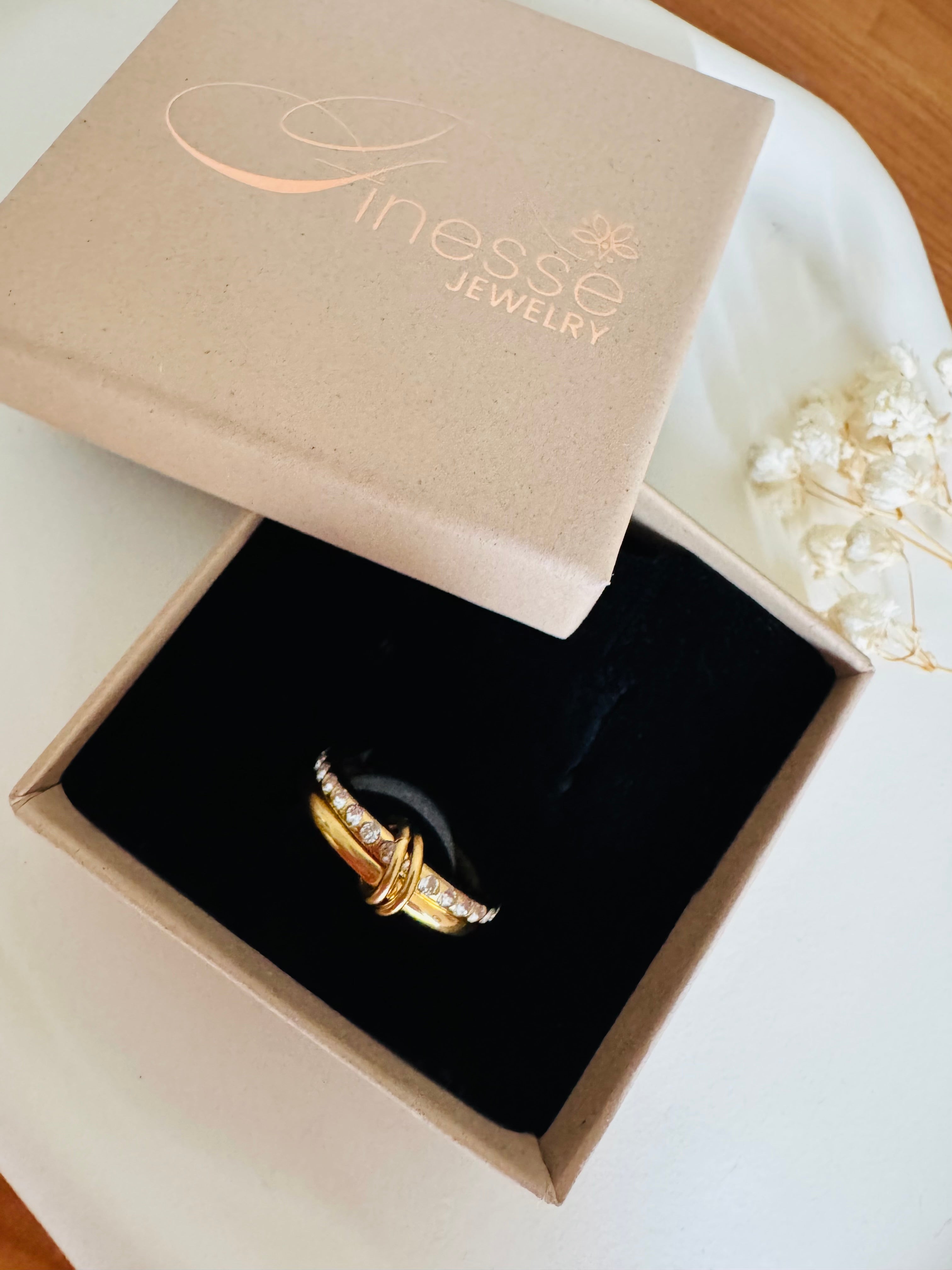 Vergoldeter Damenring mit doppeltem Design und funkelndem Glanz von Finesse Feminine Jewelry