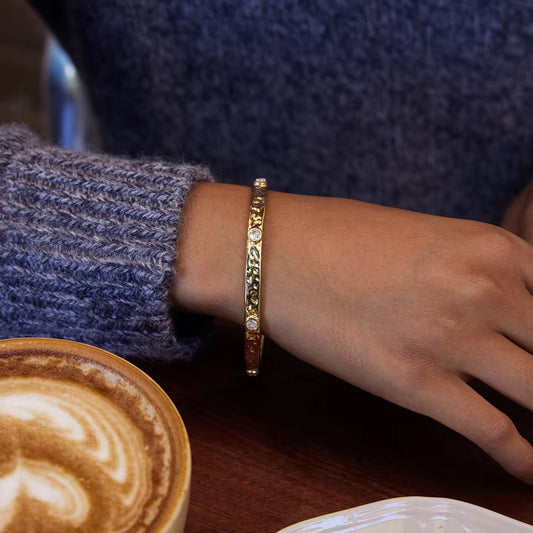 Vergoldeter Damenarmreif mit funkelnden Zirkonia-Steinen im eleganten Design von Finesse Feminine Jewelry