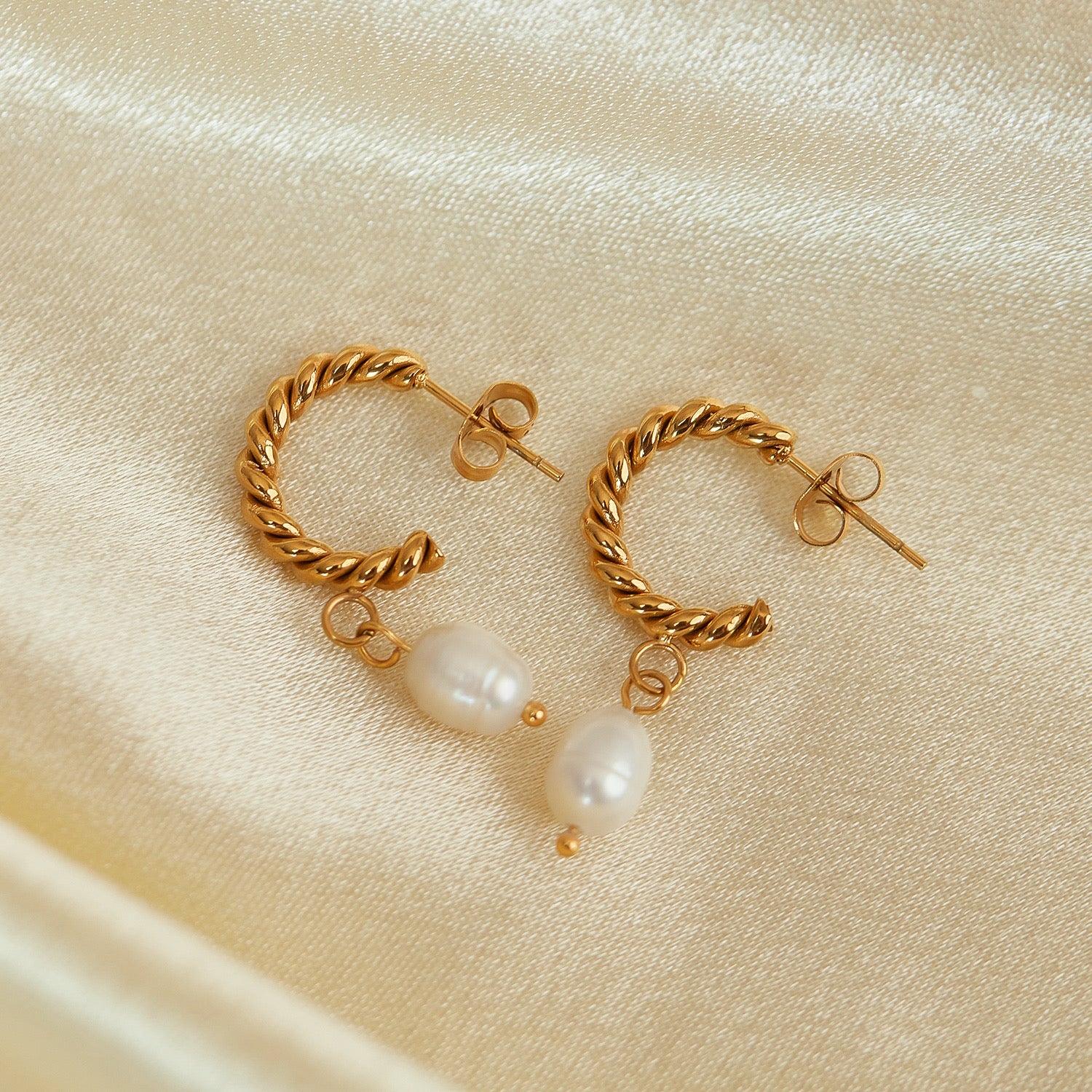 Vergoldete Damen-Creolen im gedrehten Design von Finesse Feminine Jewelry