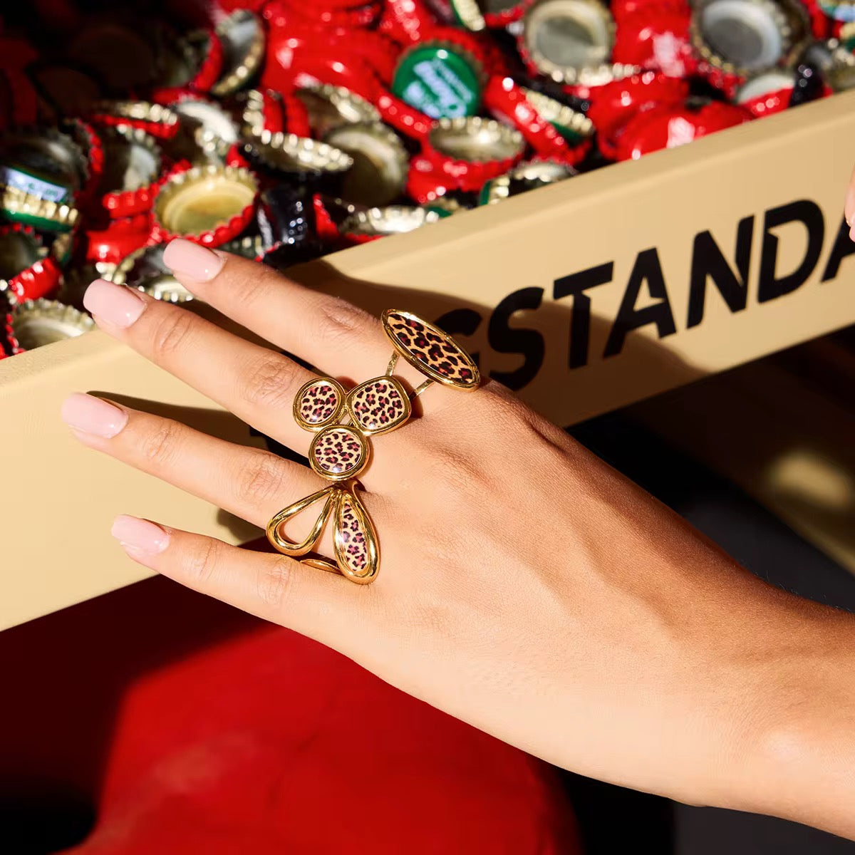 Vergoldeter Damenring mit markantem Statement-Design und funkelnden Zirkonia-Steinen von Finesse Feminine Jewelry