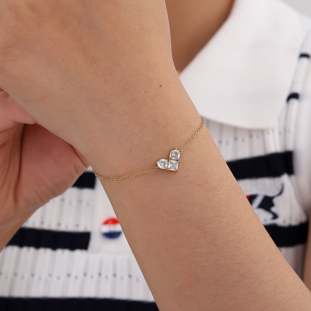 Vergoldetes Damenarmband mit Herzanhänger und funkelnden Zirkonia-Steinen von Finesse Feminine Jewelry