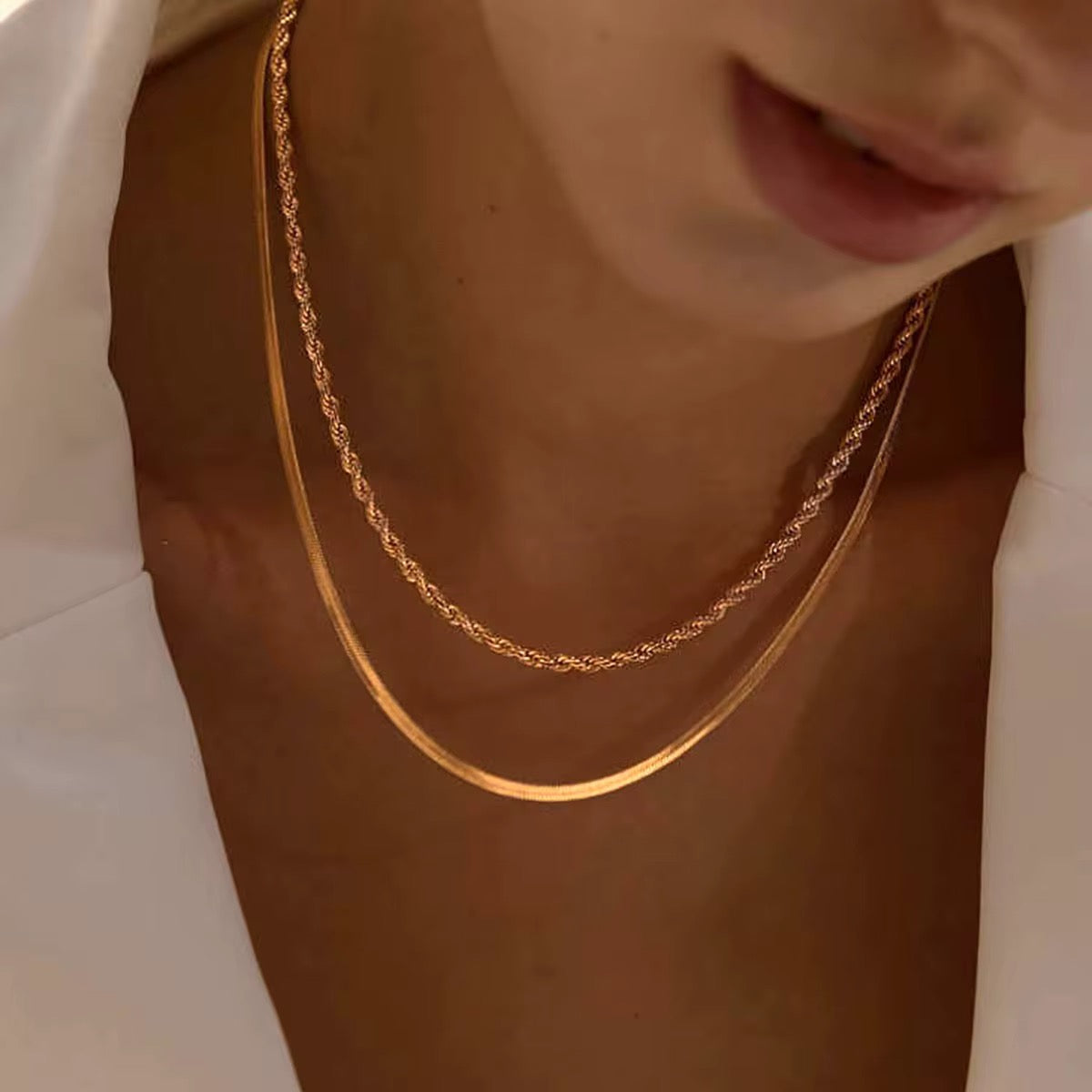 Vergoldete Damenhalskette im Doppel-Design mit funkelnden Zirkonia-Steinen von Finesse Feminine Jewelry