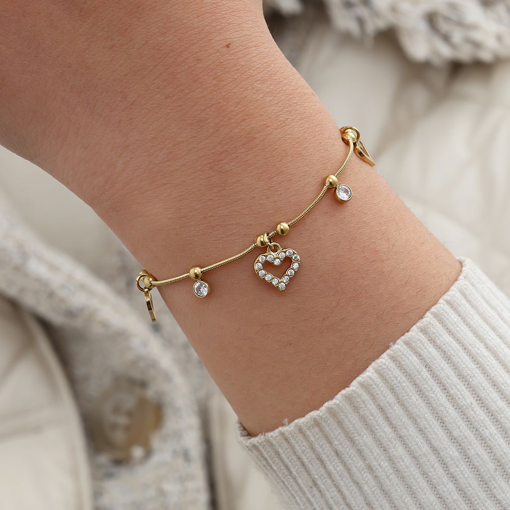 Vergoldetes Damenarmband mit Herz-Anhänger und funkelnden Zirkonia-Steinen von Finesse Feminine Jewelry