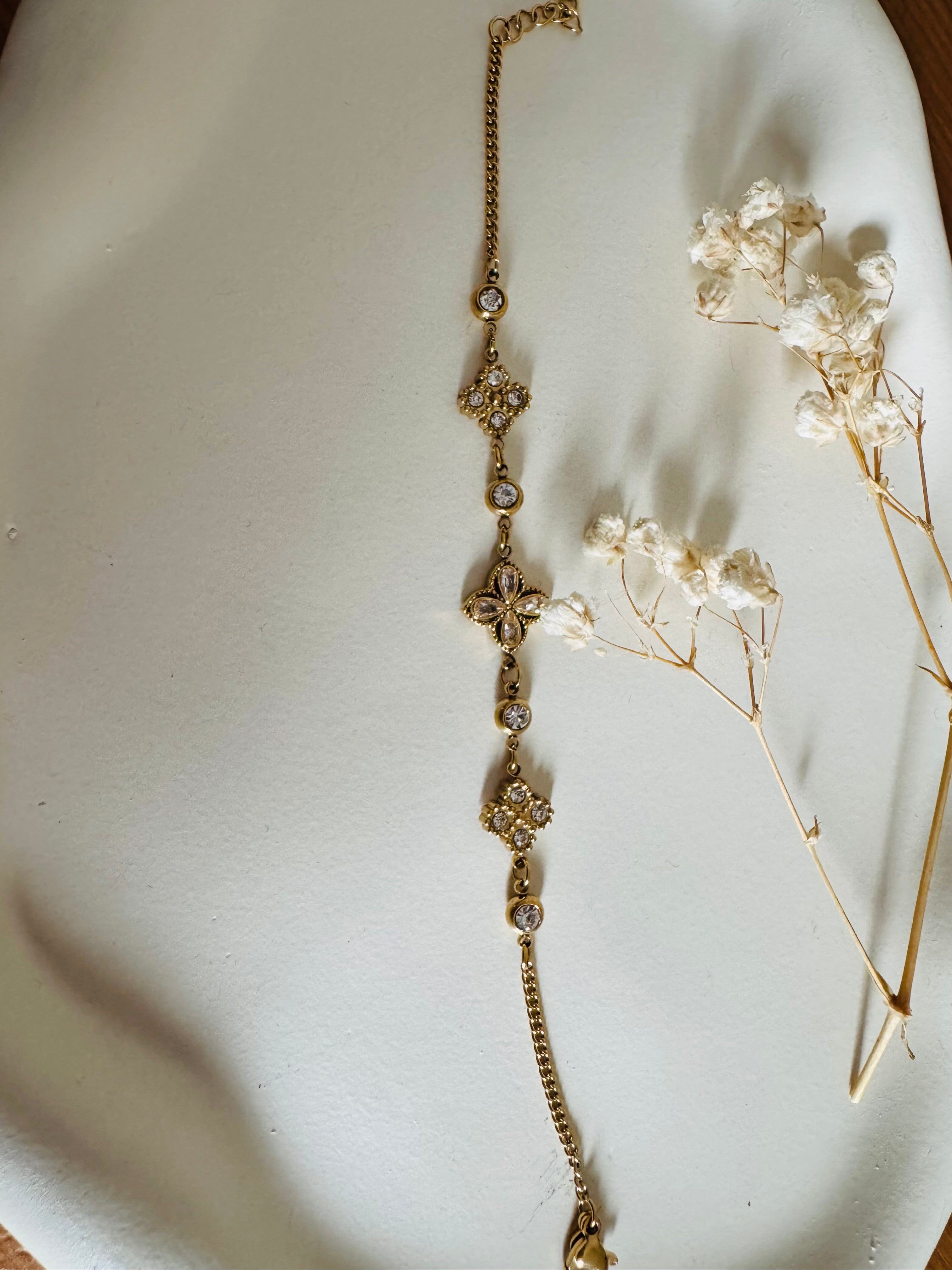 Vergoldetes Damenarmband mit filigranem Design und funkelnden Zirkonia-Steinen von Finesse Feminine Jewelry