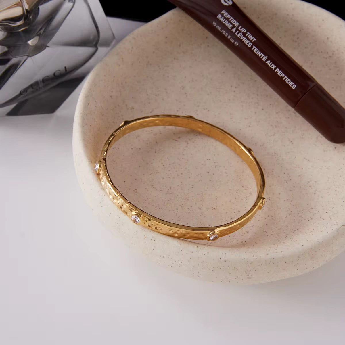 Vergoldeter Damenarmreif mit funkelnden Zirkonia-Steinen im eleganten Design von Finesse Feminine Jewelry