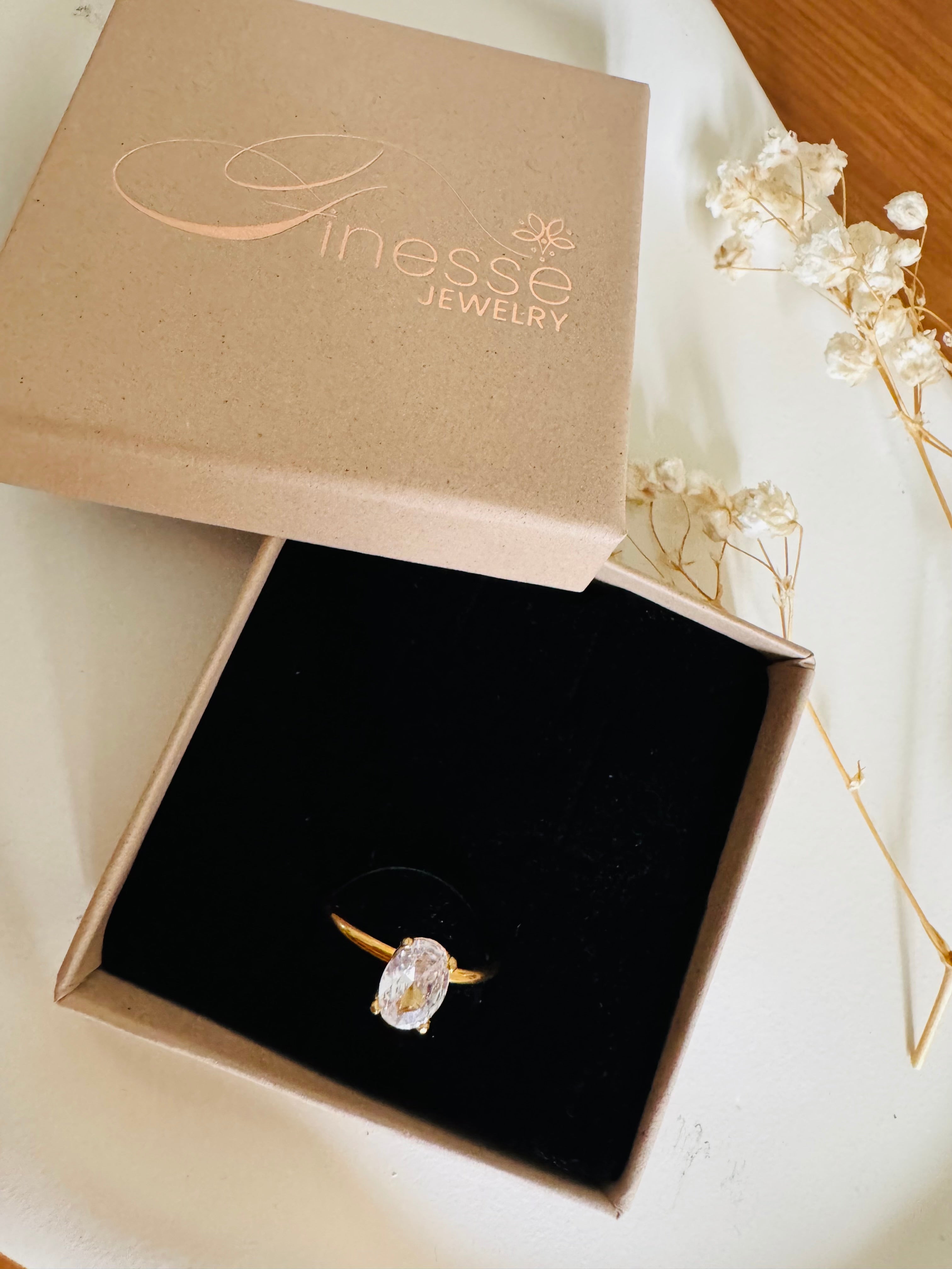 Vergoldeter Damenring mit großem Solitär-Zirkonia im eleganten Design von Finesse Feminine Jewelry“