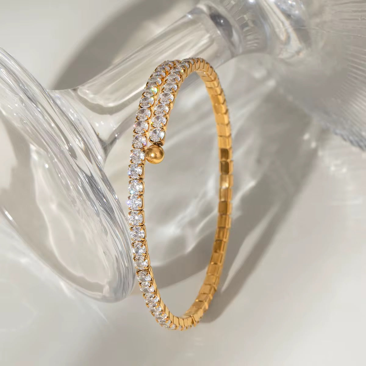 Vergoldetes Damenarmband mit funkelnden Zirkonia-Steinen von Finesse Feminine Jewelry