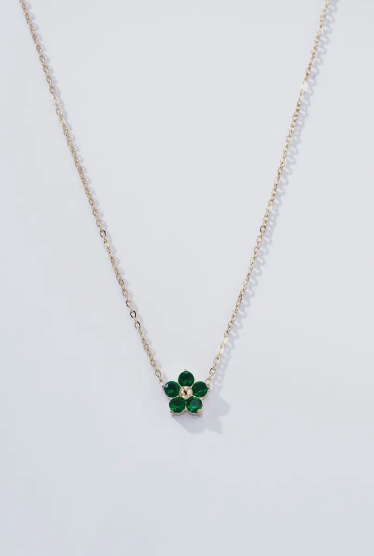 Vergoldete Damenhalskette mit Blumenanhänger und funkelnden Zirkonia-Steinen von Finesse Feminine Jewelry