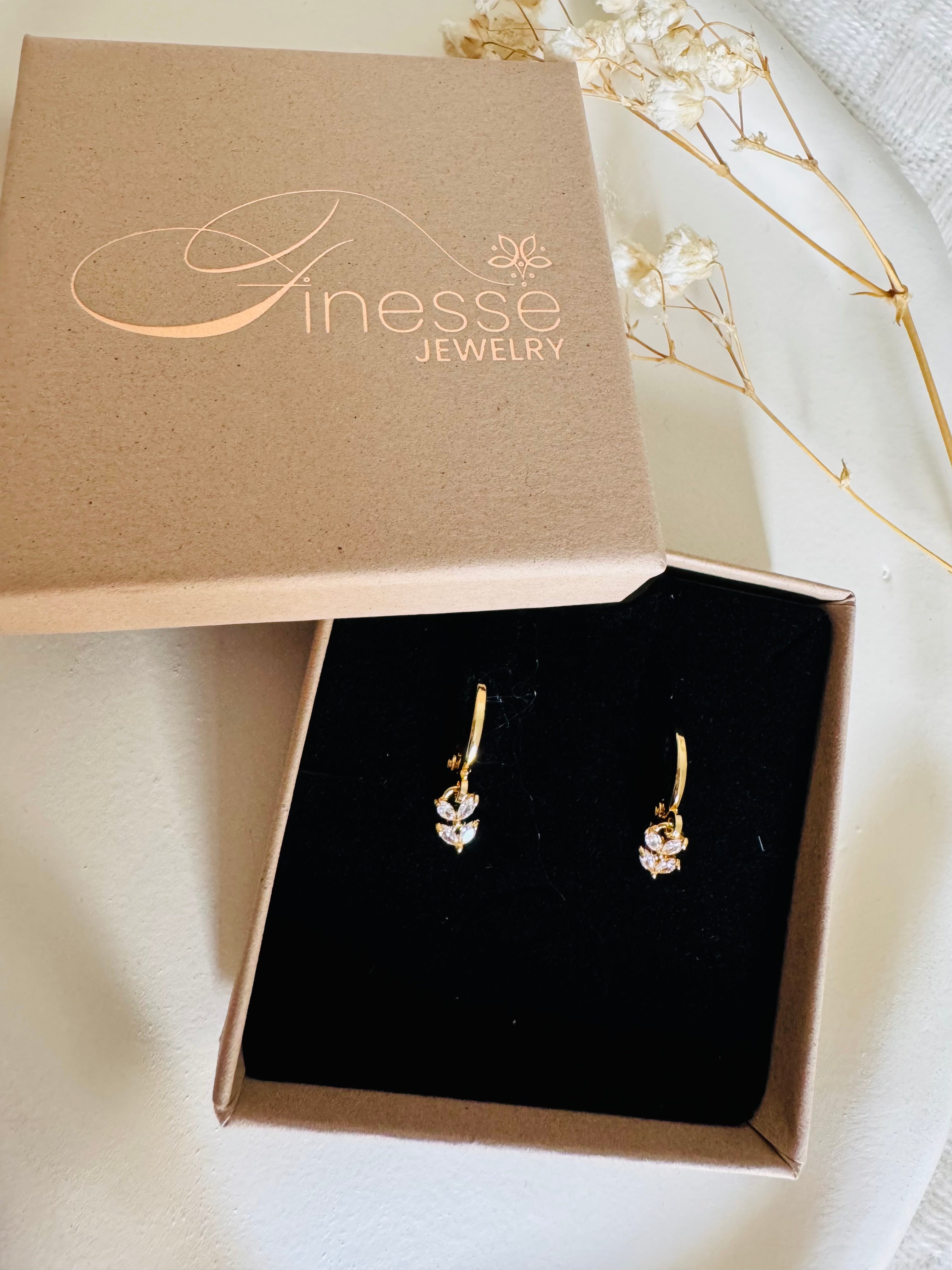 Vergoldete Damenohrringe mit funkelnden Zirkonia-Steinen im modernen Design von Finesse Feminine Jewelry