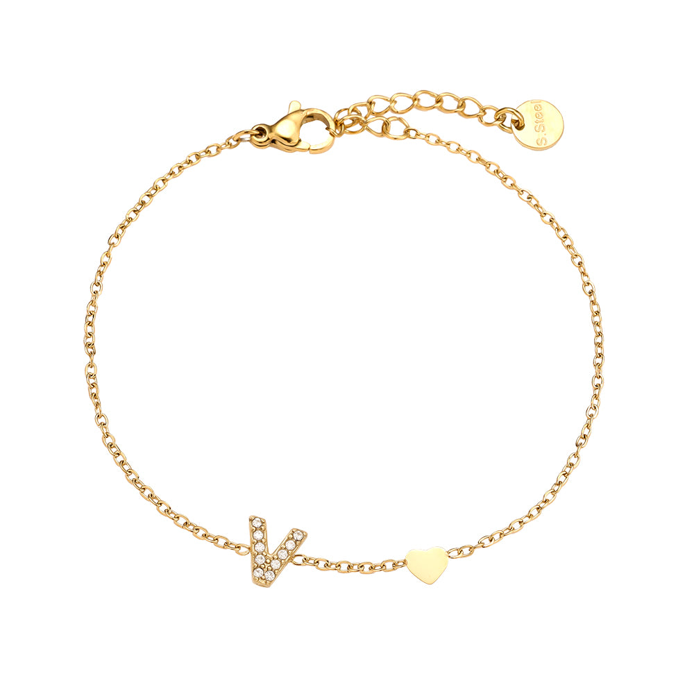 Vergoldetes Damenarmband mit Buchstaben-Anhänger und funkelnden Zirkonia-Steinen von Finesse Feminine Jewelry