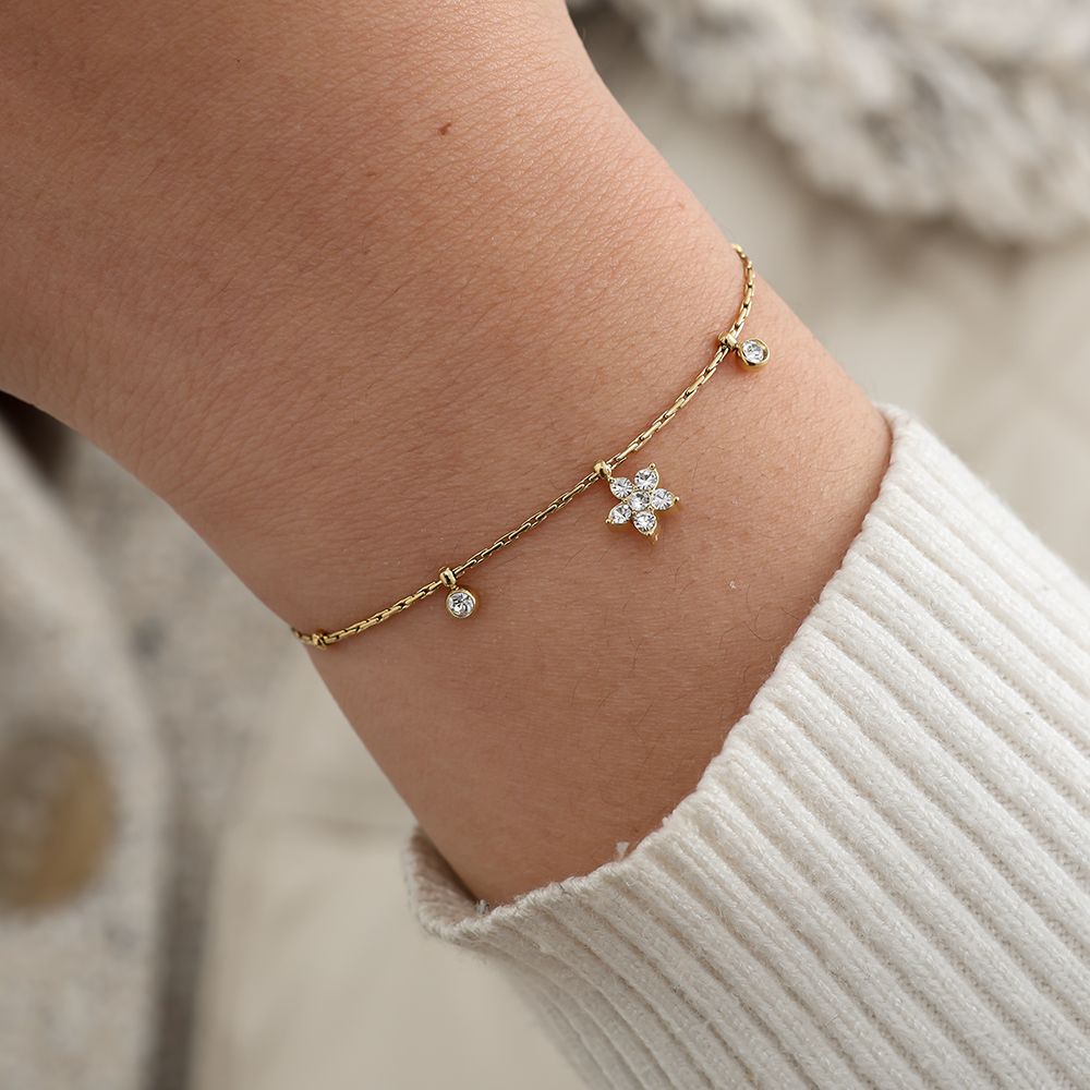 Vergoldetes Damenarmband mit Blumen-Design und funkelnden Zirkonia-Steinen von Finesse Feminine Jewelry