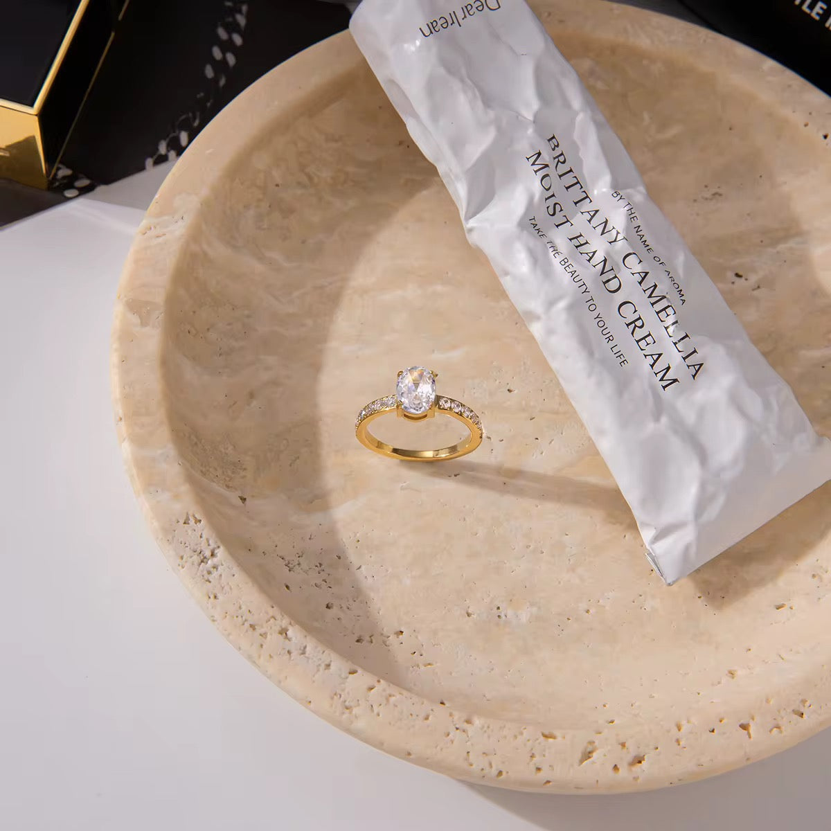 Vergoldeter Damenring mit funkelndem Zirkonia-Stein im eleganten Design von Finesse Feminine Jewelry