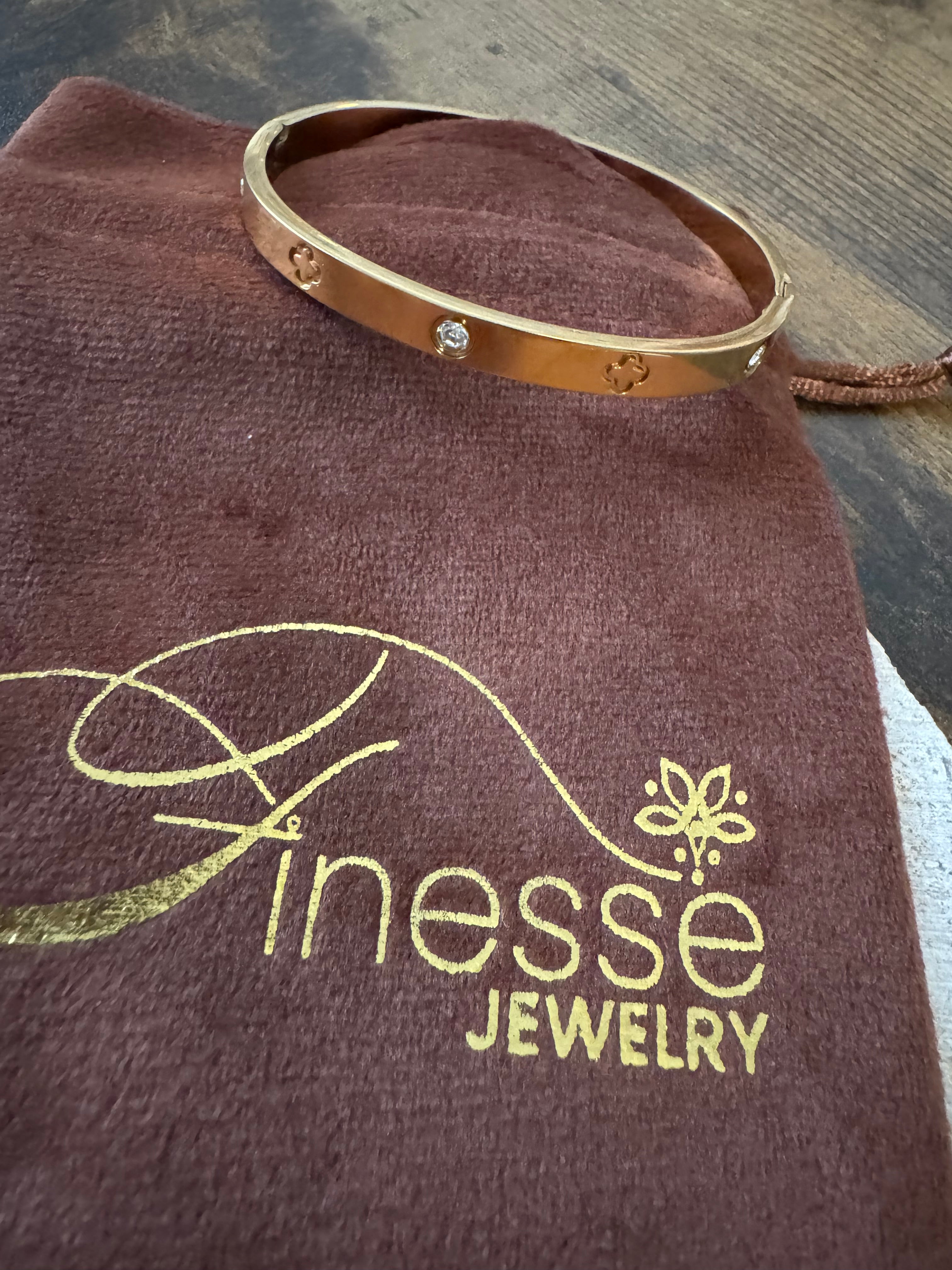 Vergoldeter Damenarmreif mit funkelnden Zirkonia-Steinen im luxuriösen Design von Finesse Feminine Jewelry