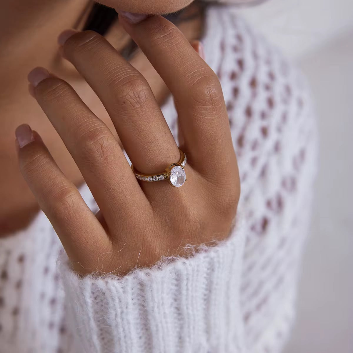 Vergoldeter Damenring mit funkelndem Zirkonia-Stein im eleganten Design von Finesse Feminine Jewelry