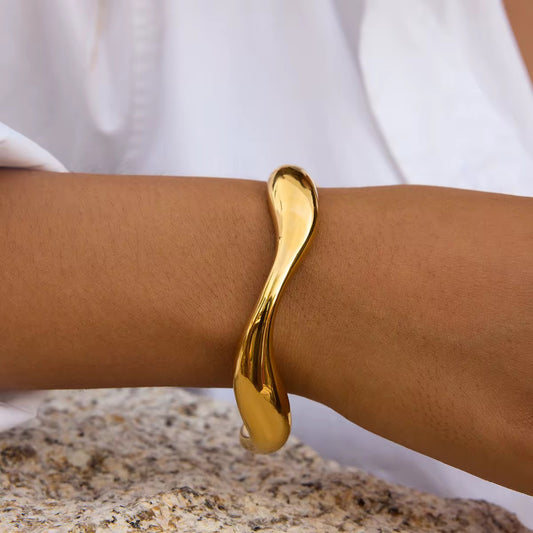 Zeitloser Armreif in Gold