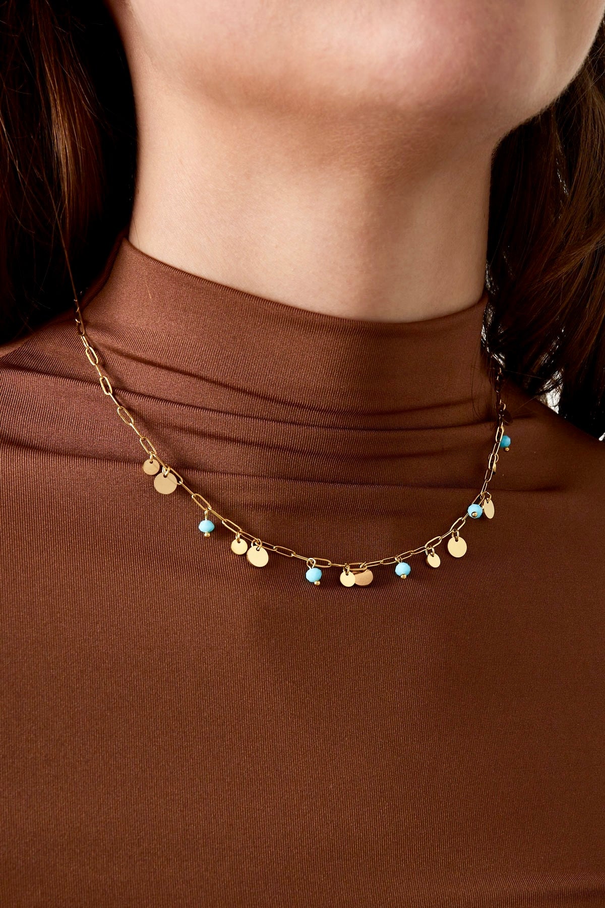 Vergoldete Damenhalskette mit filigranem Blumenanhänger und Zirkonia-Steinen von Finesse Feminine Jewelry