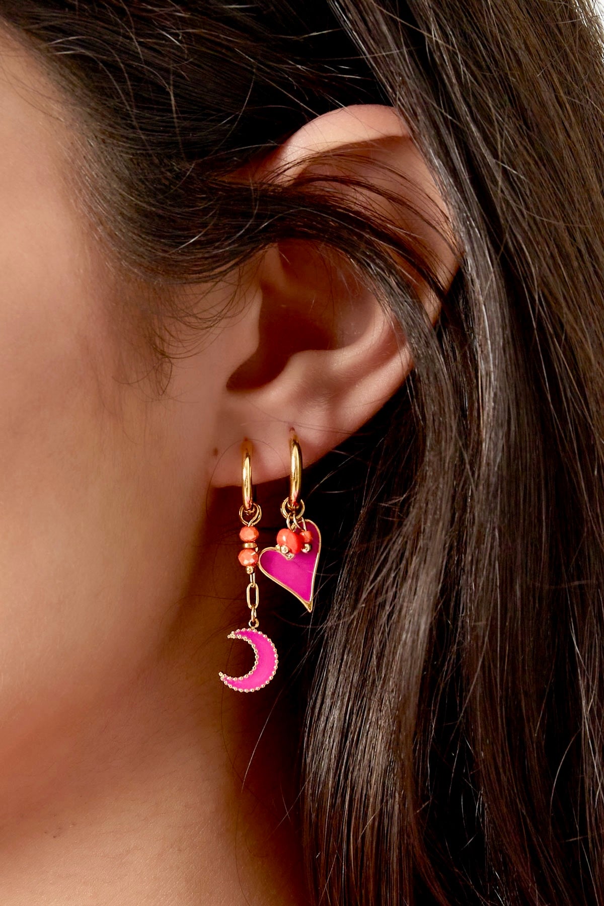 Vergoldete Damen-Creolen mit Herzanhängern und funkelnden Zirkonia-Steinen von Finesse Feminine Jewelry