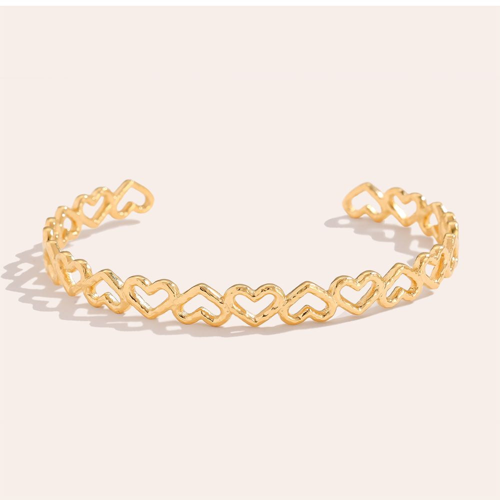 Vergoldeter Damenarmreif mit Herz-Design und funkelnden Zirkonia-Steinen von Finesse Feminine Jewelry