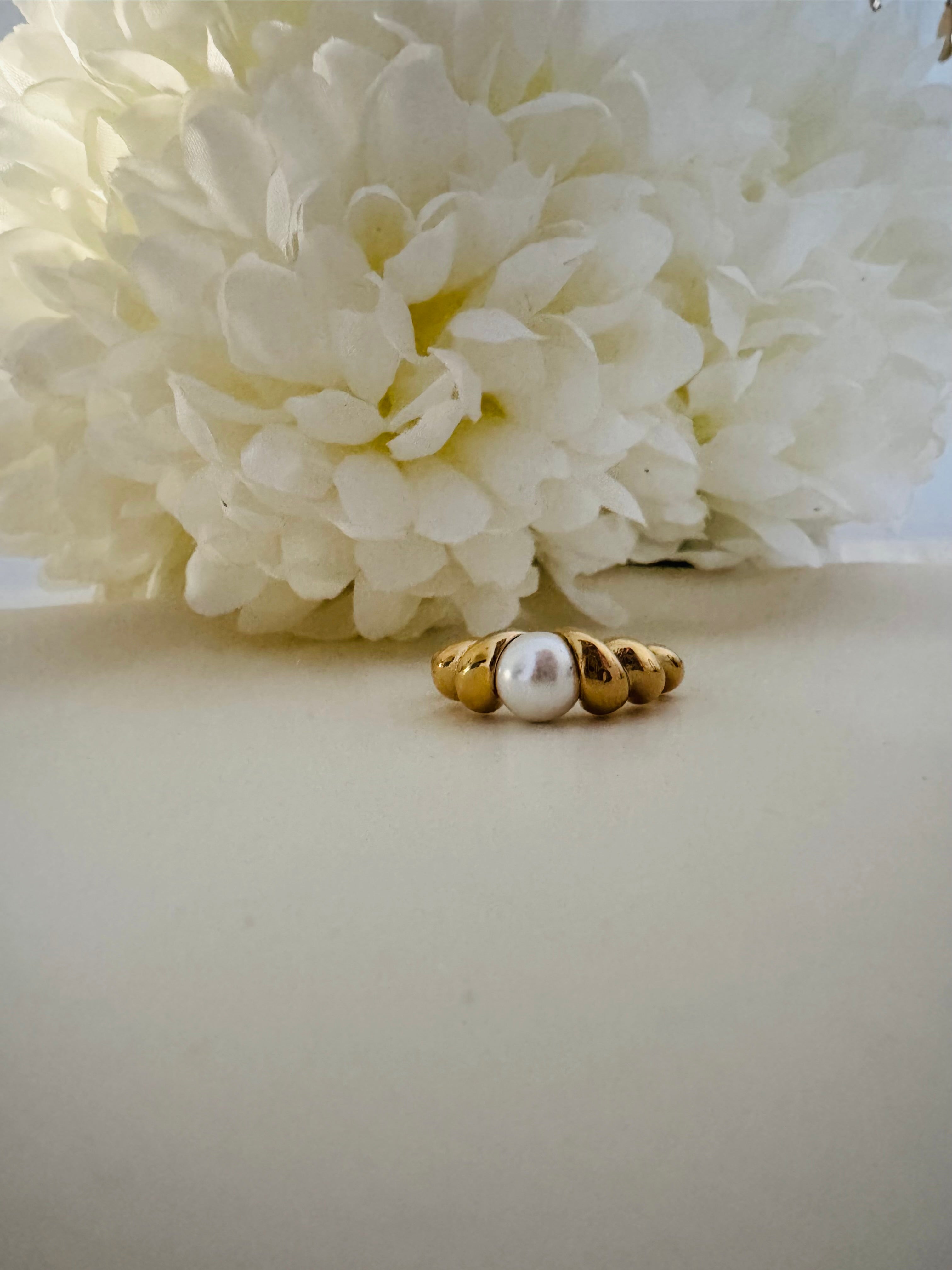 Vergoldeter Damenring mit mondförmigem Design und funkelnden Zirkonia-Steinen von Finesse Feminine Jewelry