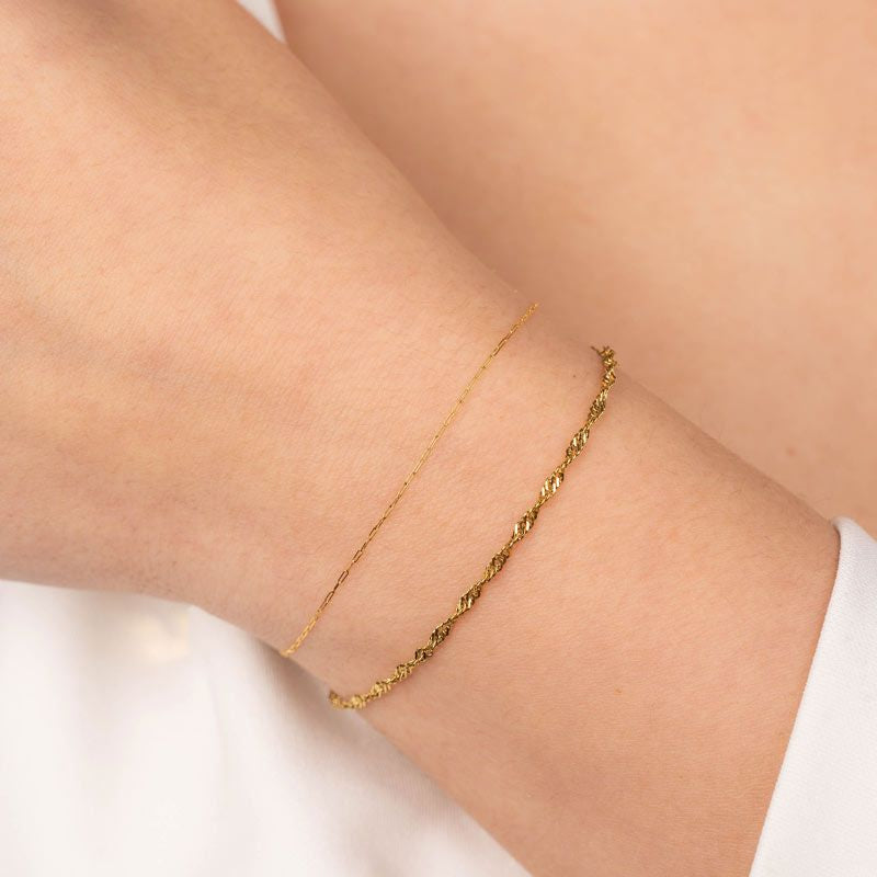 Vergoldetes Damenarmband im eleganten gedrehten Design von Finesse Feminine Jewelry