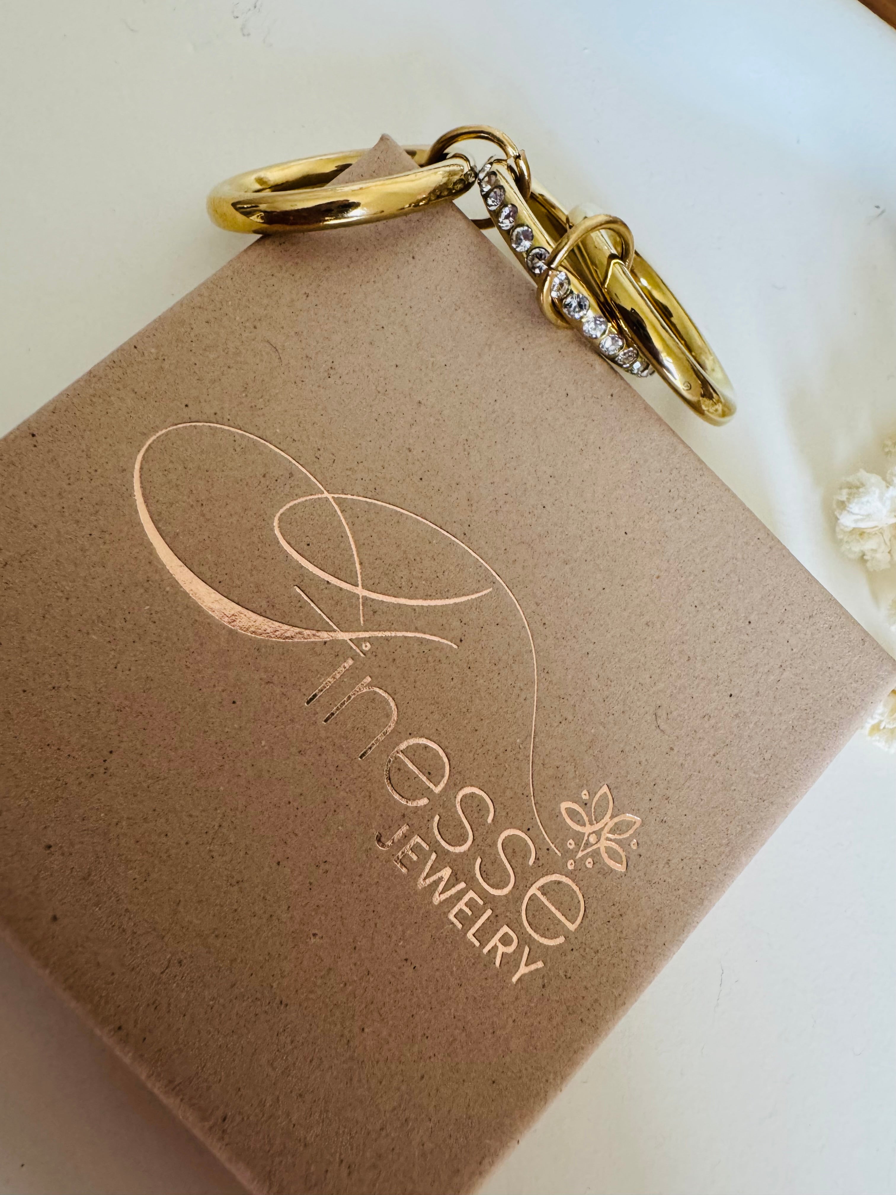 Vergoldeter Damenring mit dreireihigem Design und funkelndem Glanz von Finesse Feminine Jewelry