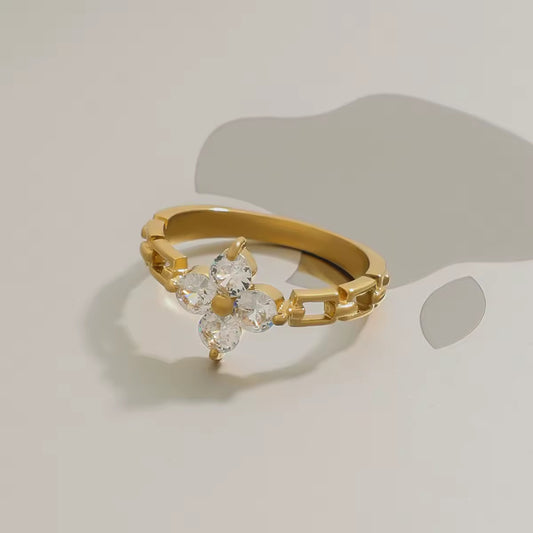 Vergoldeter Damenring mit Blumen-Design und funkelnden Zirkonia-Steinen von Finesse Feminine Jewelry