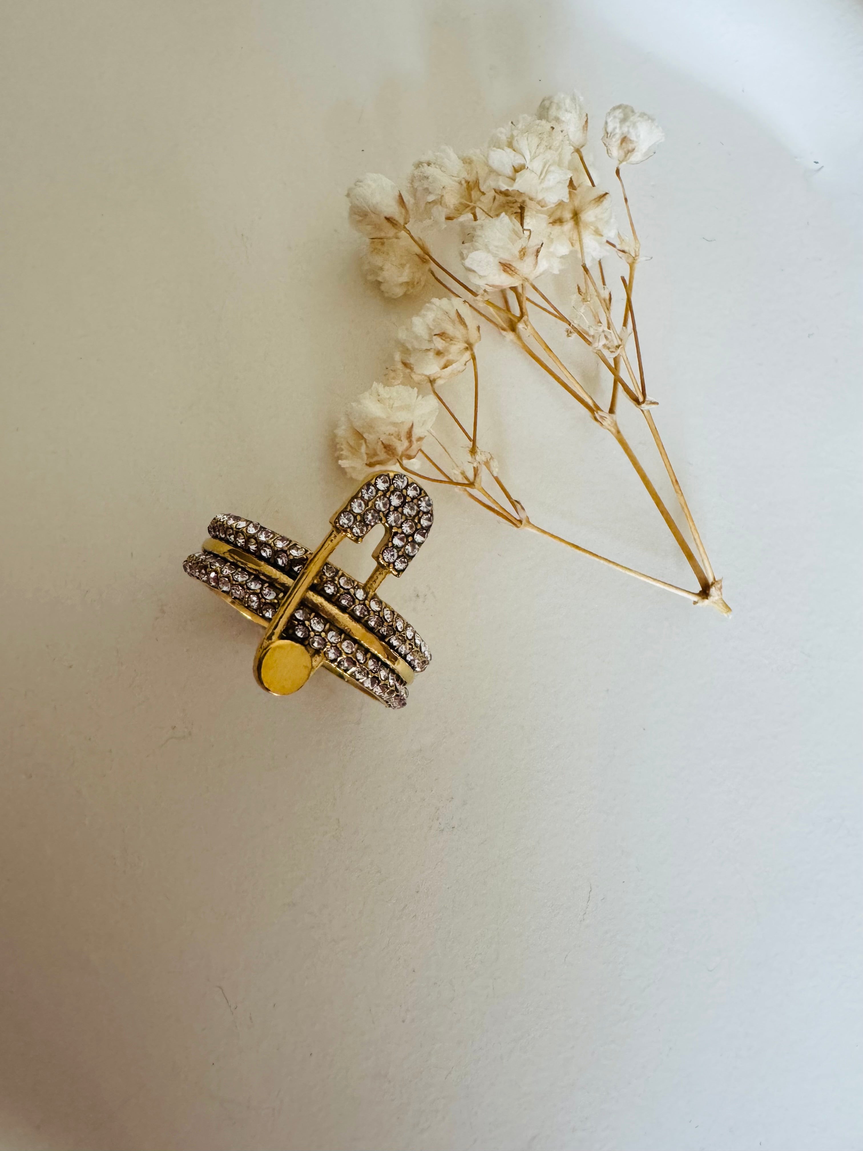 Vergoldeter Damenring mit modernem Sicherheitsnadel-Design von Finesse Feminine Jewelry