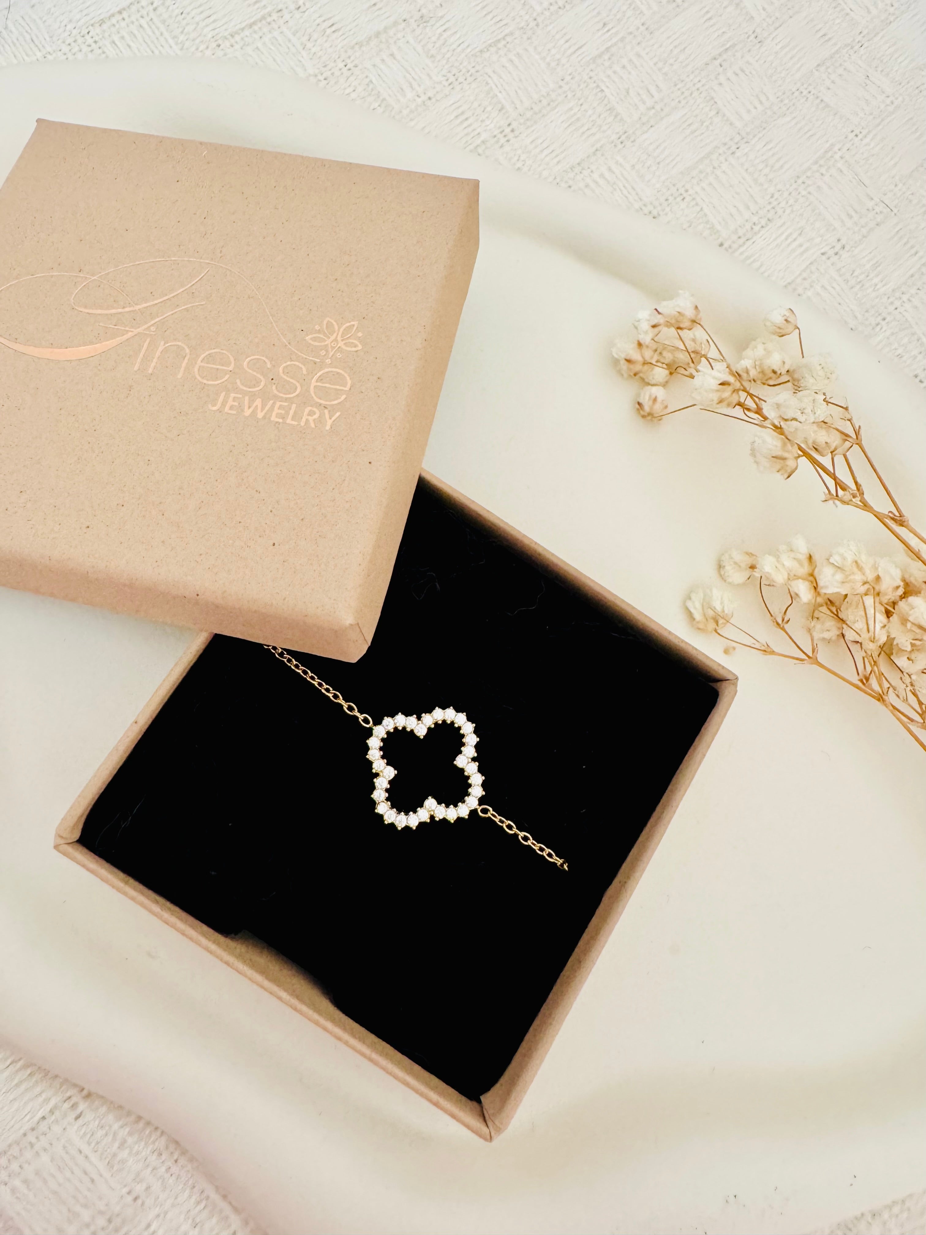 Vergoldetes Damenarmband mit Kleeblatt-Design und funkelnden Zirkonia-Steinen von Finesse Feminine Jewelry