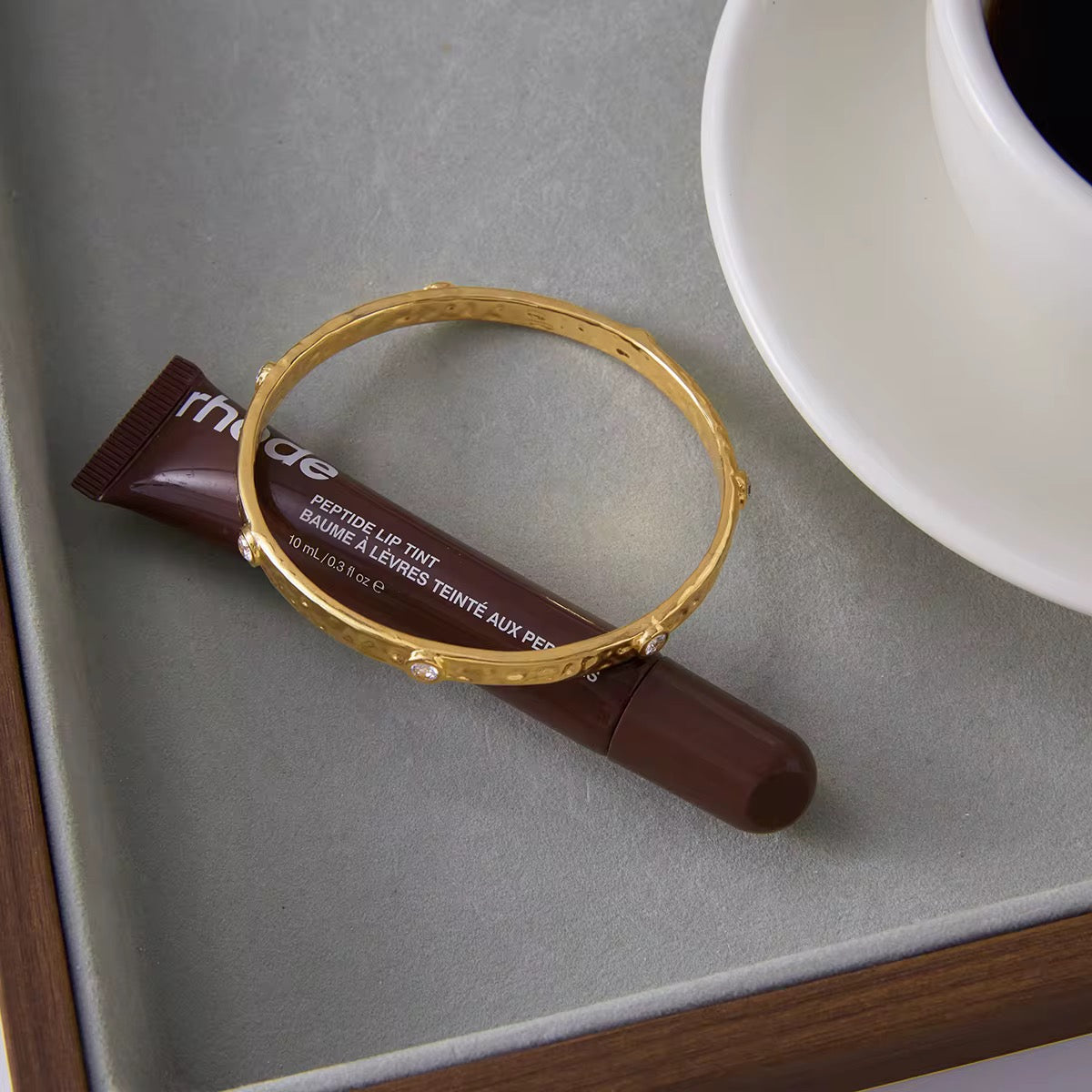 Vergoldeter Damenarmreif mit funkelnden Zirkonia-Steinen im eleganten Design von Finesse Feminine Jewelry