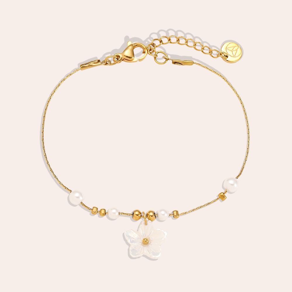 Vergoldetes Damenarmband mit Blumen-Design und funkelnden Zirkonia-Steinen von Finesse Feminine Jewelry