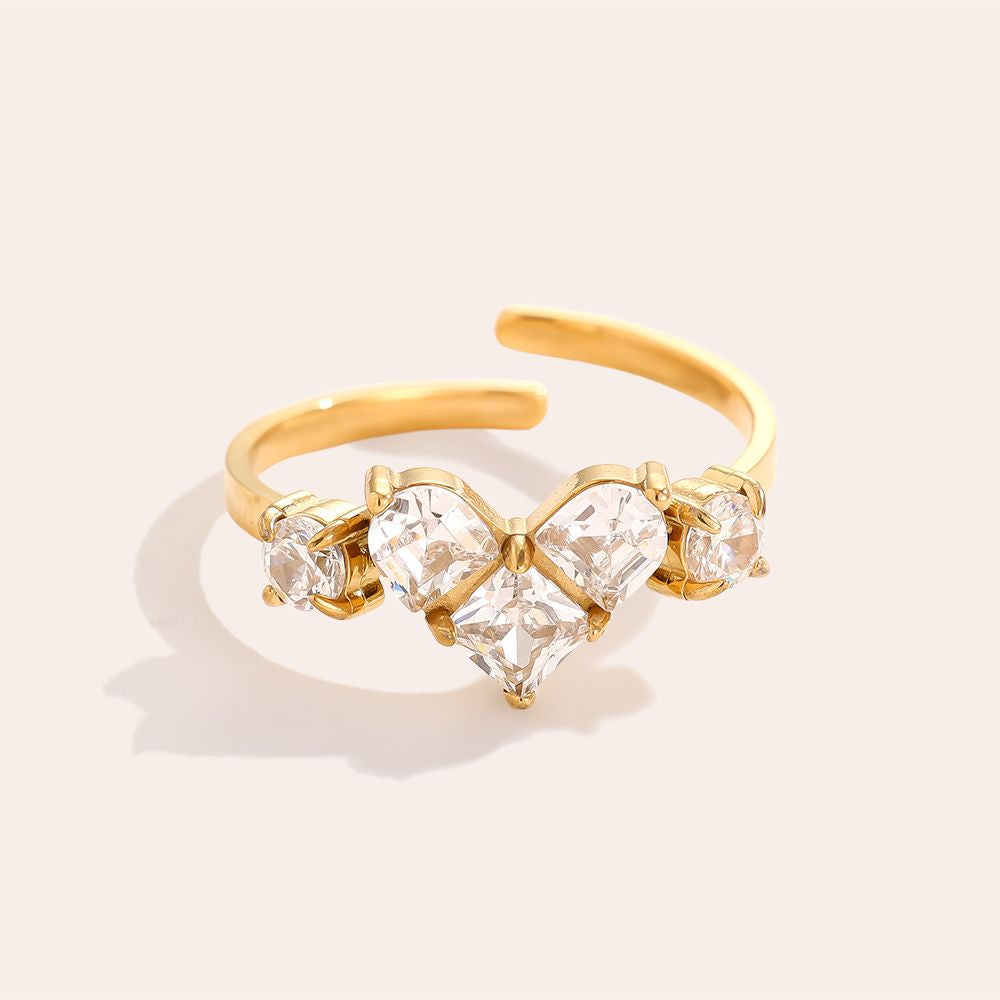 Vergoldeter Damenring mit Herz-Design und funkelnden Zirkonia-Steinen von Finesse Feminine Jewelry