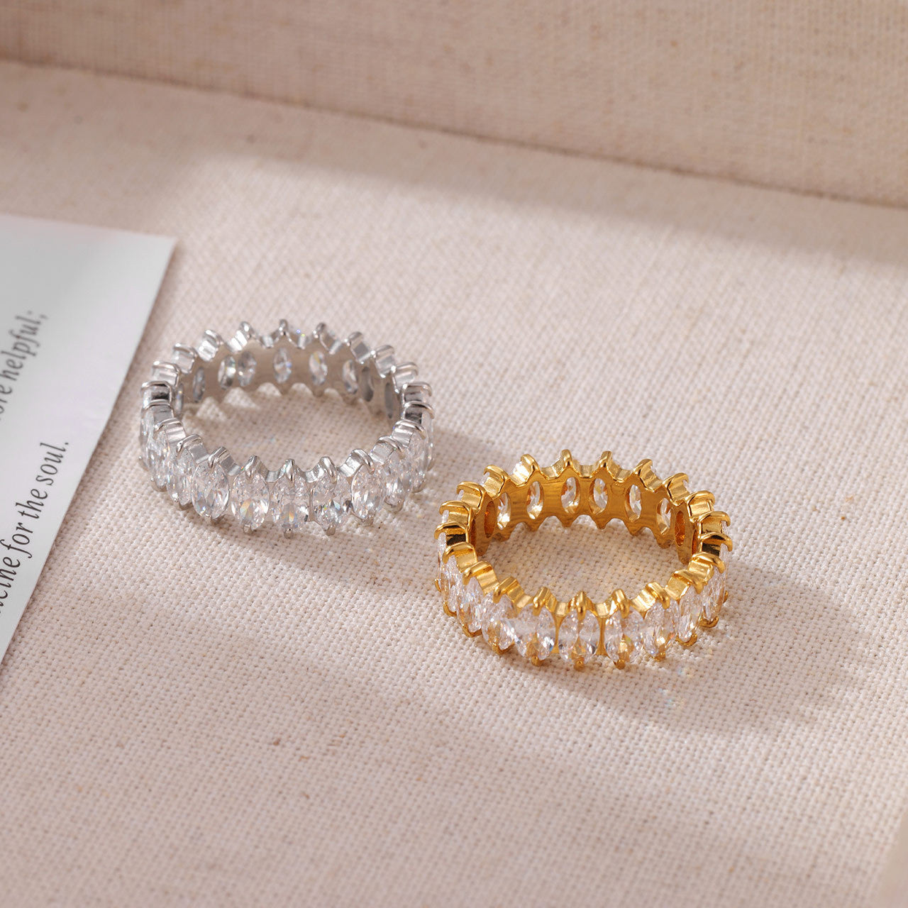 Vergoldeter Damenring mit funkelnden Zirkonia-Steinen von Finesse Feminine Jewelry