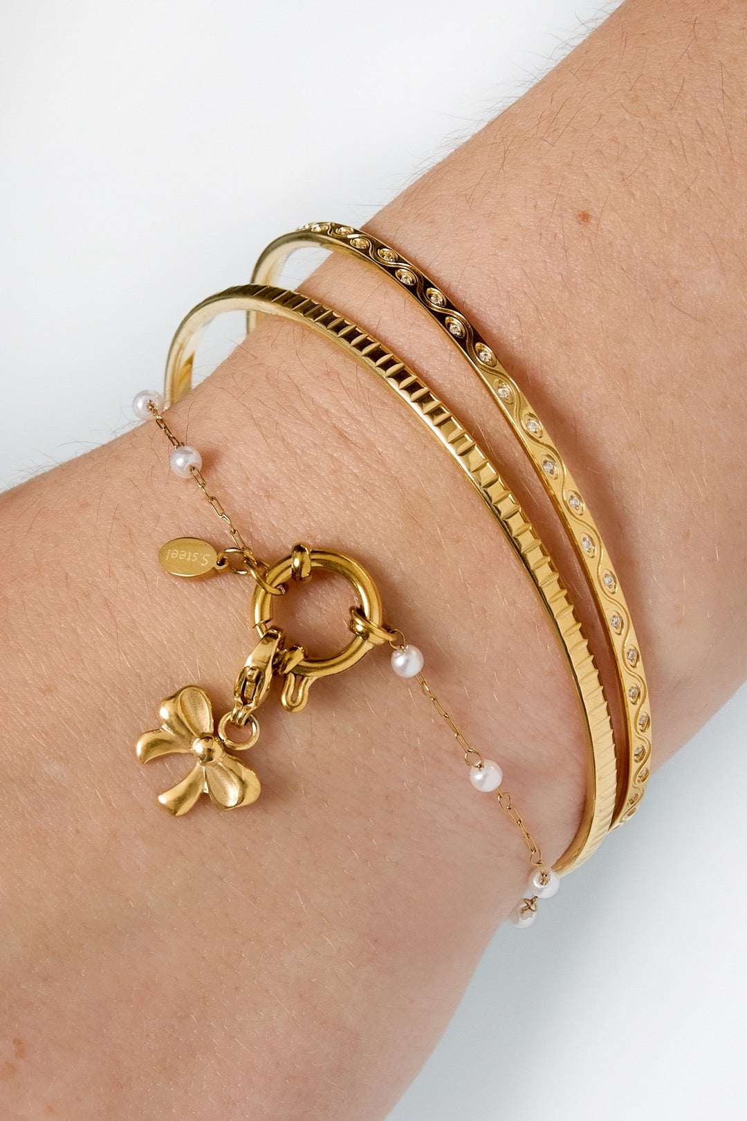 Vergoldetes Damenarmband mit weißen Perlen im eleganten Design von Finesse Feminine Jewelry