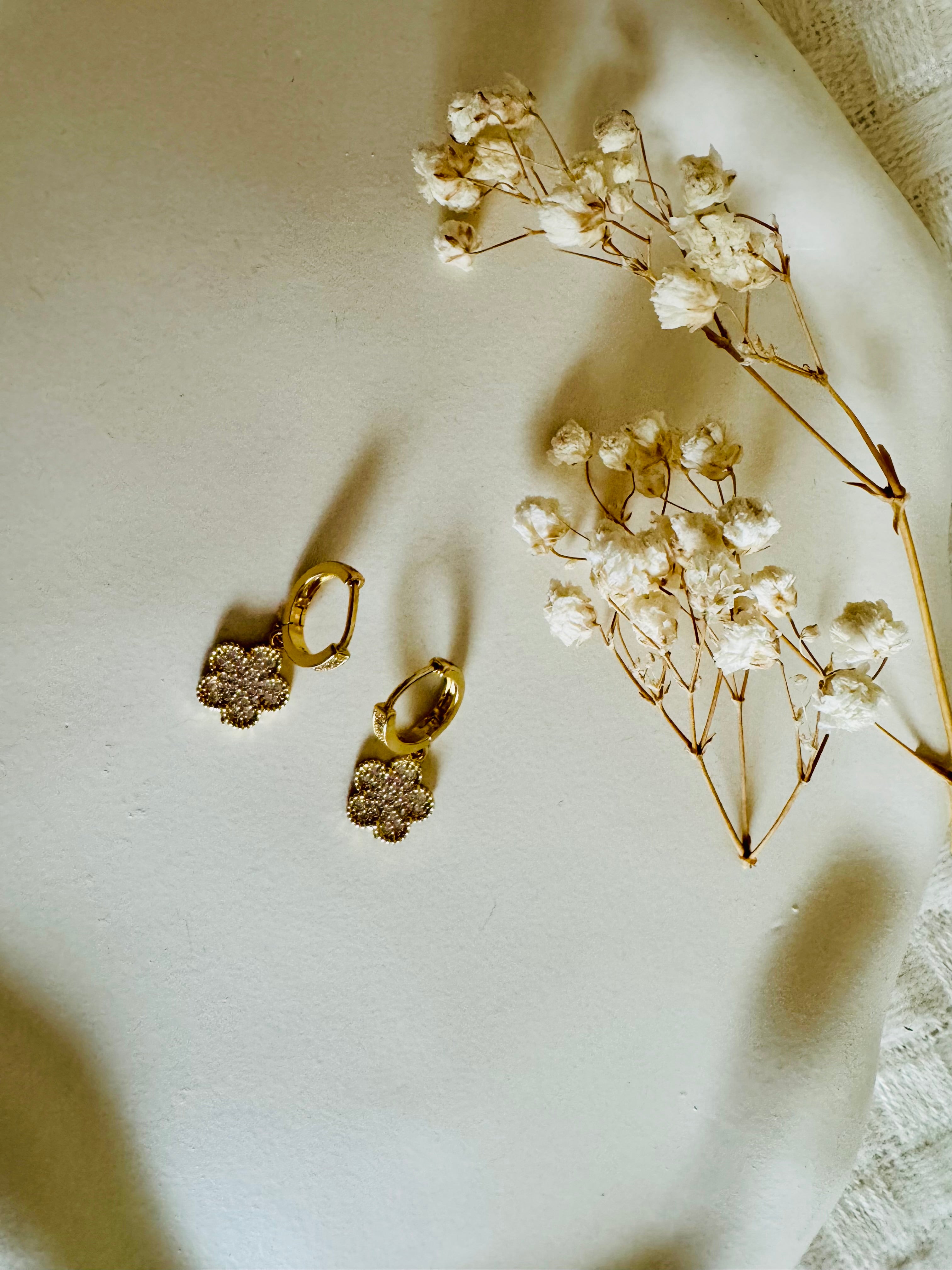 Vergoldete Damenohrringe mit Blumen-Design und funkelnden Zirkonia-Steinen von Finesse Feminine Jewelry