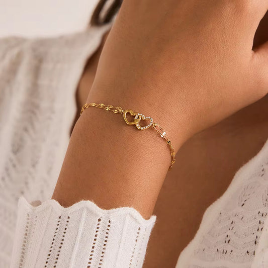Vergoldeter Armreif mit Herz Gravur – feminines Schmuckarmband