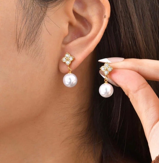 Elegante goldene Ohrringe mit Zirkonia – femininer Damenschmuck