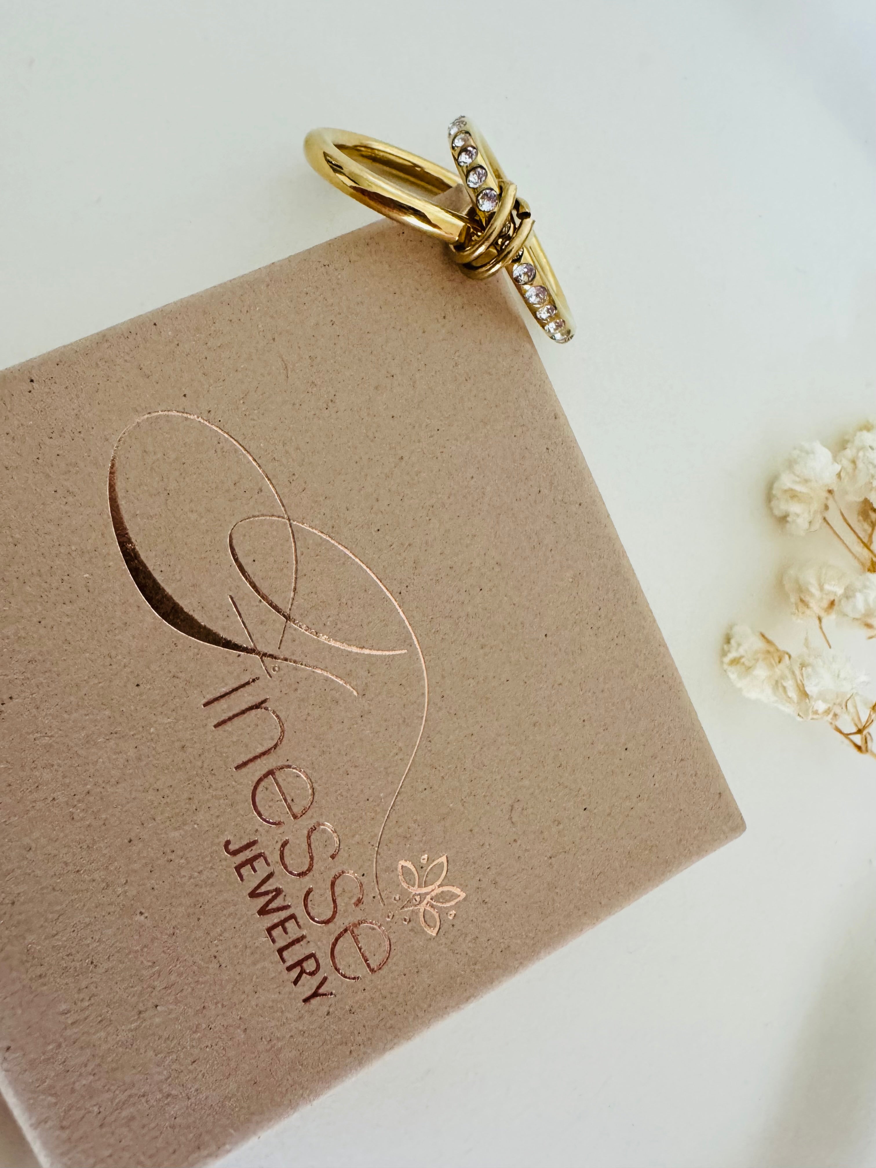 Vergoldeter Damenring mit doppeltem Design und funkelndem Glanz von Finesse Feminine Jewelry