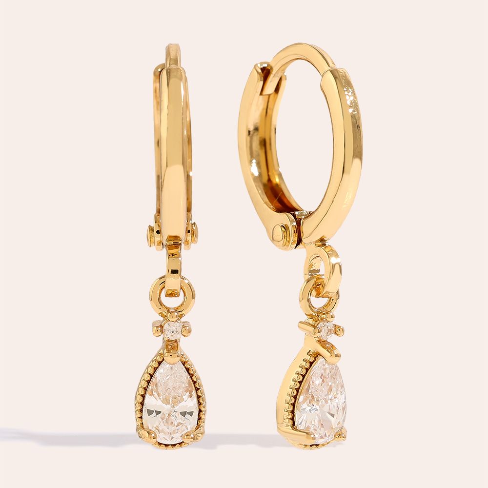 Vergoldete Damenohrringe mit tropfenförmigen Zirkonia-Steinen im eleganten Design von Finesse Feminine Jewelry