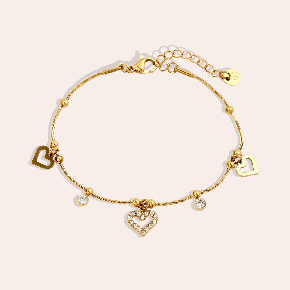 Vergoldetes Damenarmband mit Herz-Anhänger und funkelnden Zirkonia-Steinen von Finesse Feminine Jewelry