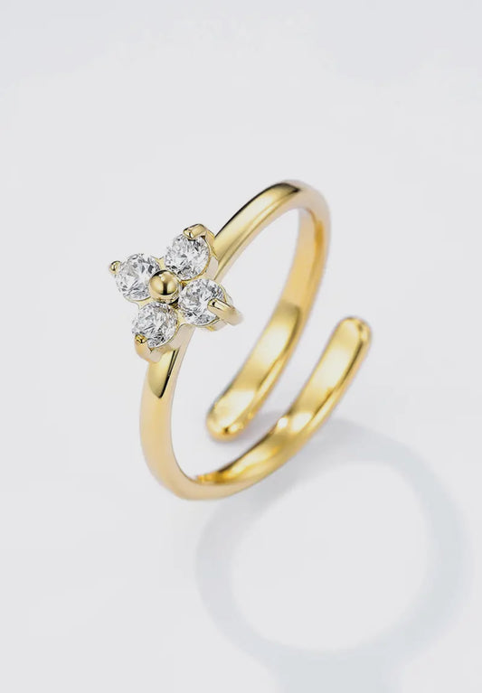 Vergoldeter Damenring mit filigranem Blumen-Design und funkelnden Zirkonia-Steinen von Finesse Feminine Jewelry