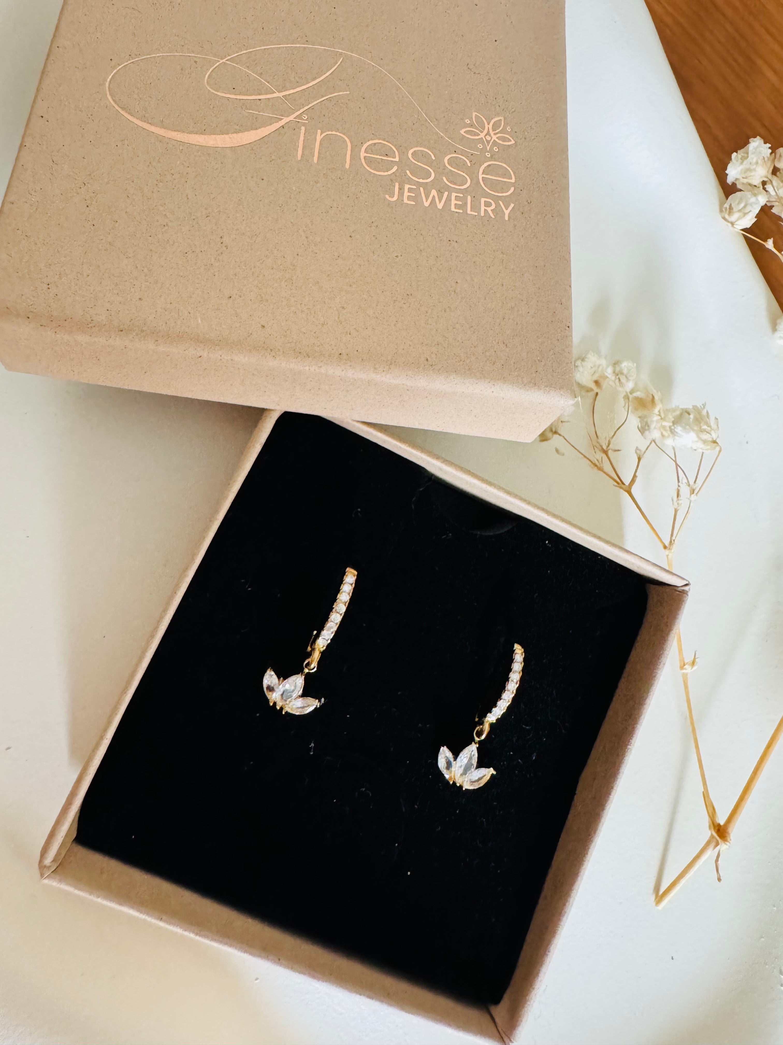 Vergoldete Damenohrringe mit Blumen-Design und funkelnden Zirkonia-Steinen von Finesse Feminine Jewelry