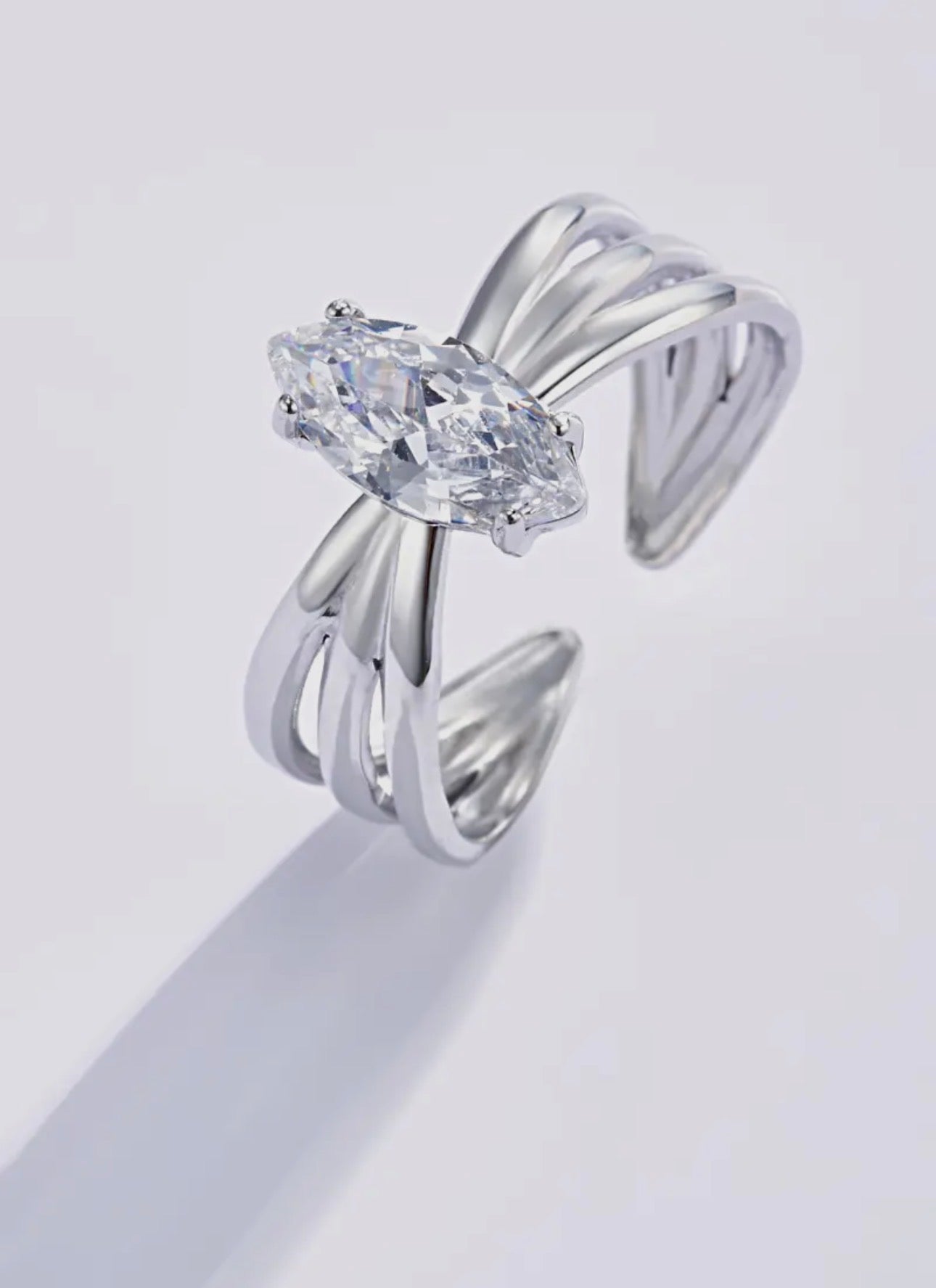 Vergoldeter Damenring mit marquiseförmigem Zirkonia-Stein im eleganten Design von Finesse Feminine Jewelry