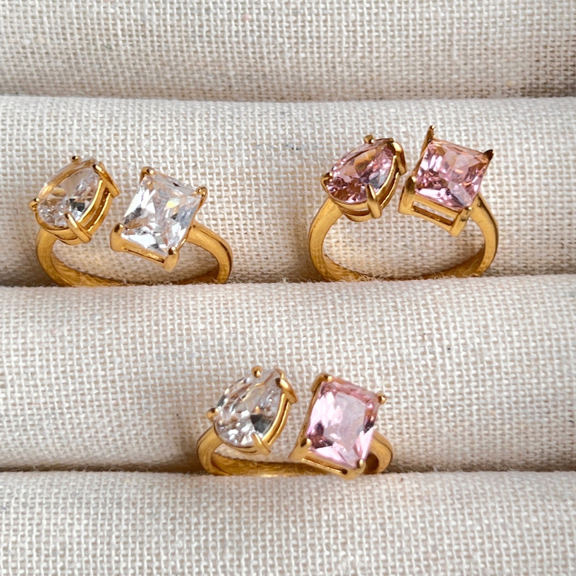 Vergoldeter Damenring mit doppeltem Design und funkelnden Zirkonia-Steinen von Finesse Feminine Jewelry