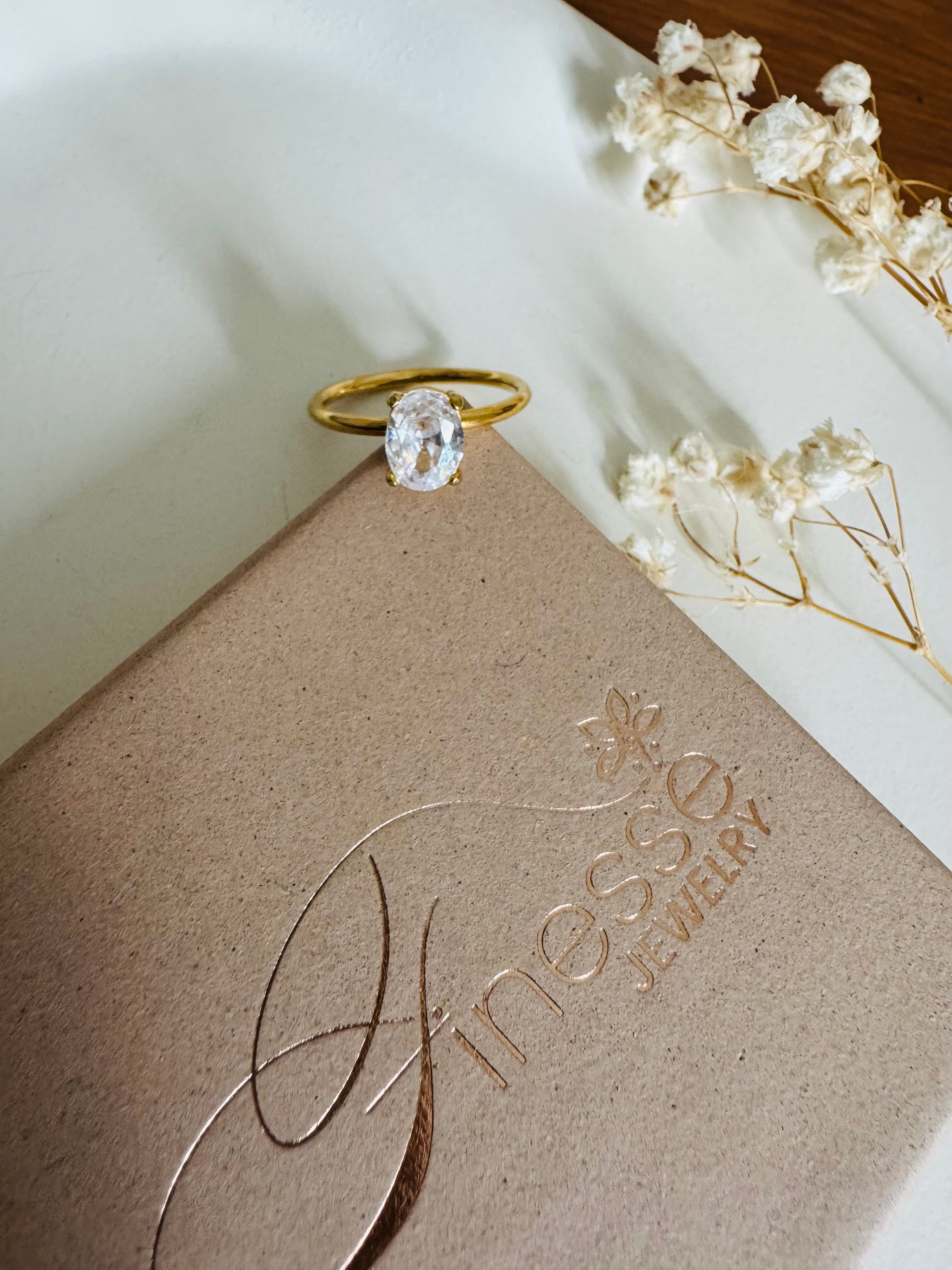 Vergoldeter Damenring mit großem Solitär-Zirkonia im eleganten Design von Finesse Feminine Jewelry“