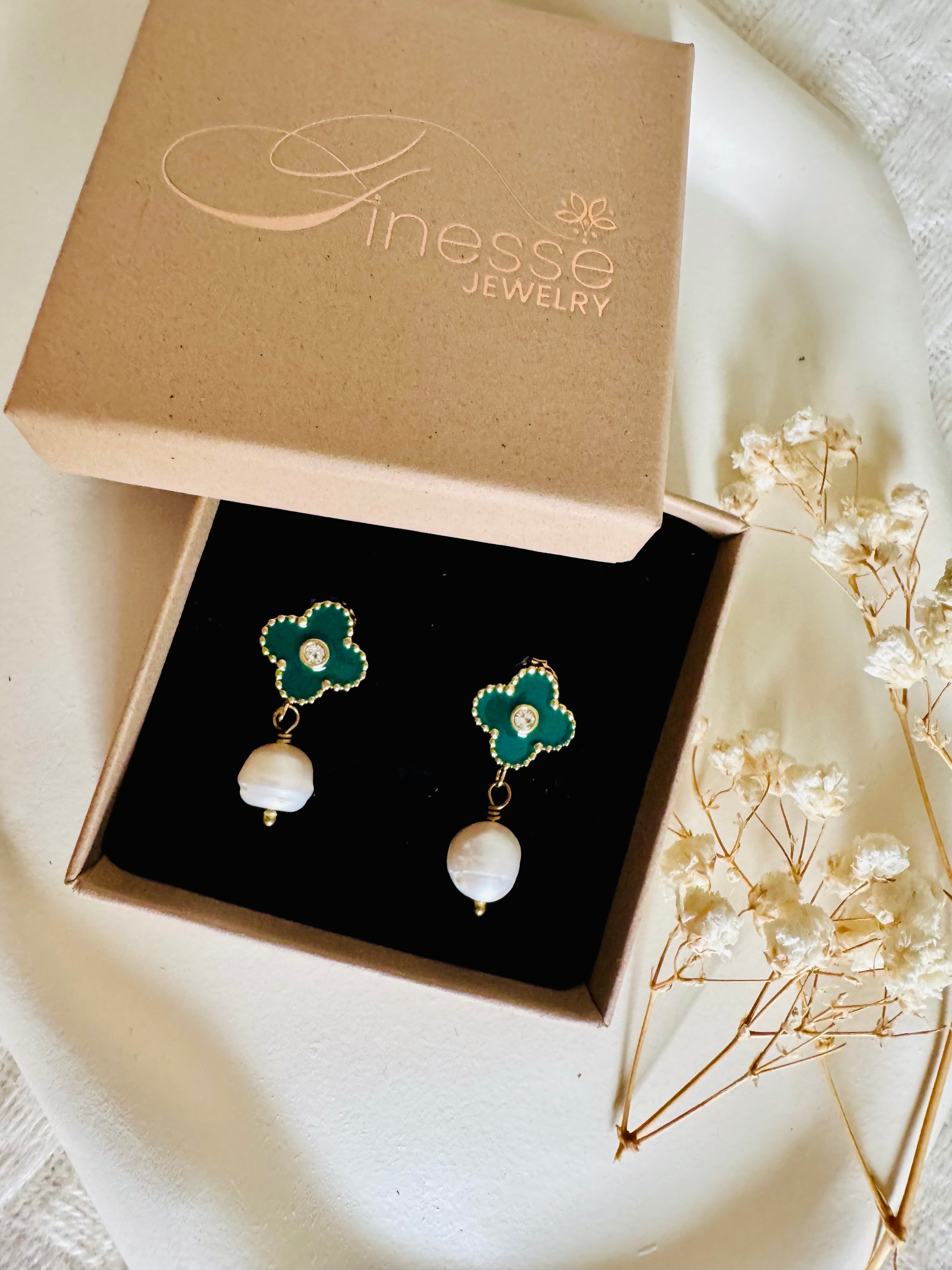 Vergoldete Damenohrringe mit runden Zirkonia-Steinen im eleganten Design von Finesse Feminine Jewelry